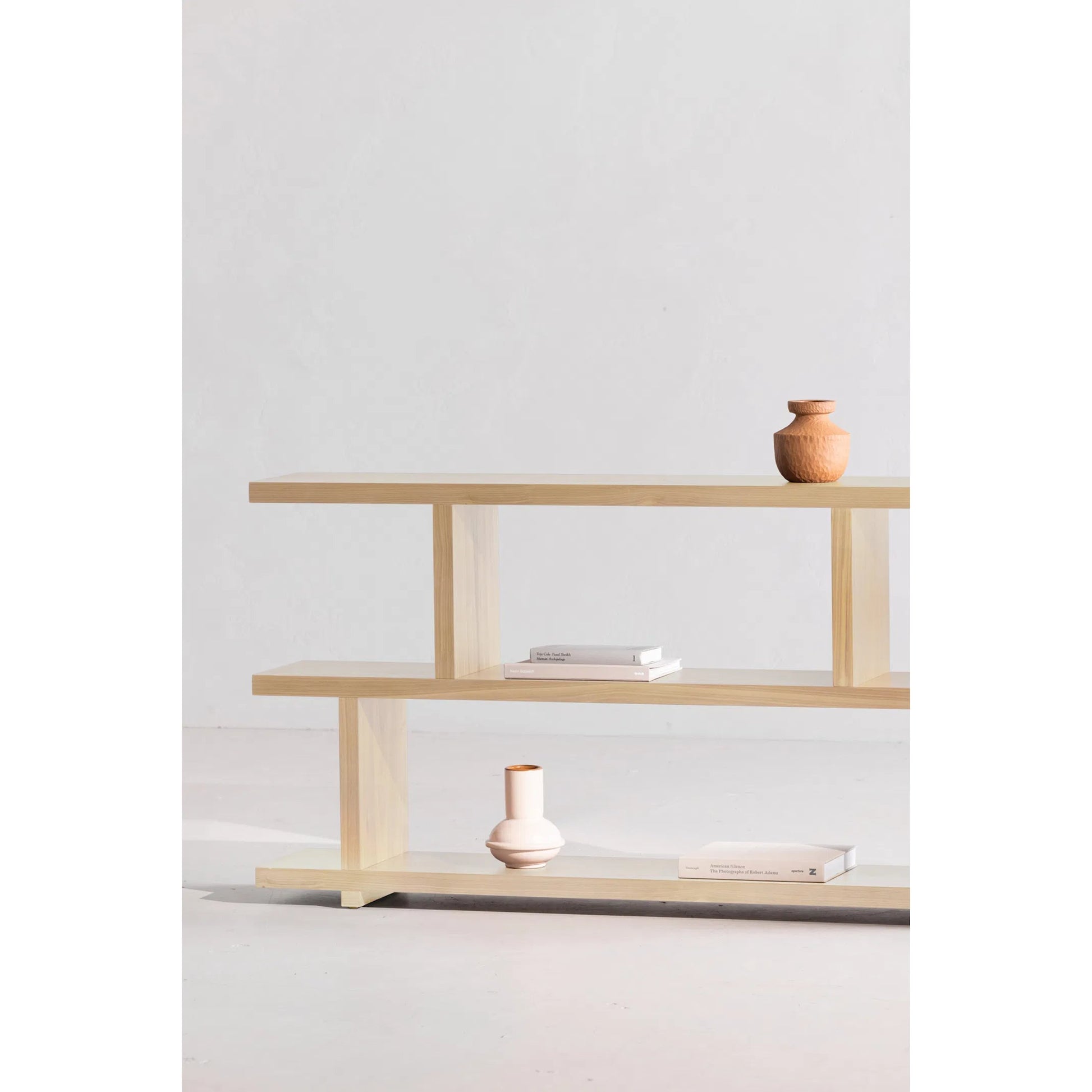Miri Shelf Oak by Moe's Home Collection in white wash oak veneer. Made from white oak veneer over mdf, pu lacquer in a transitional style.