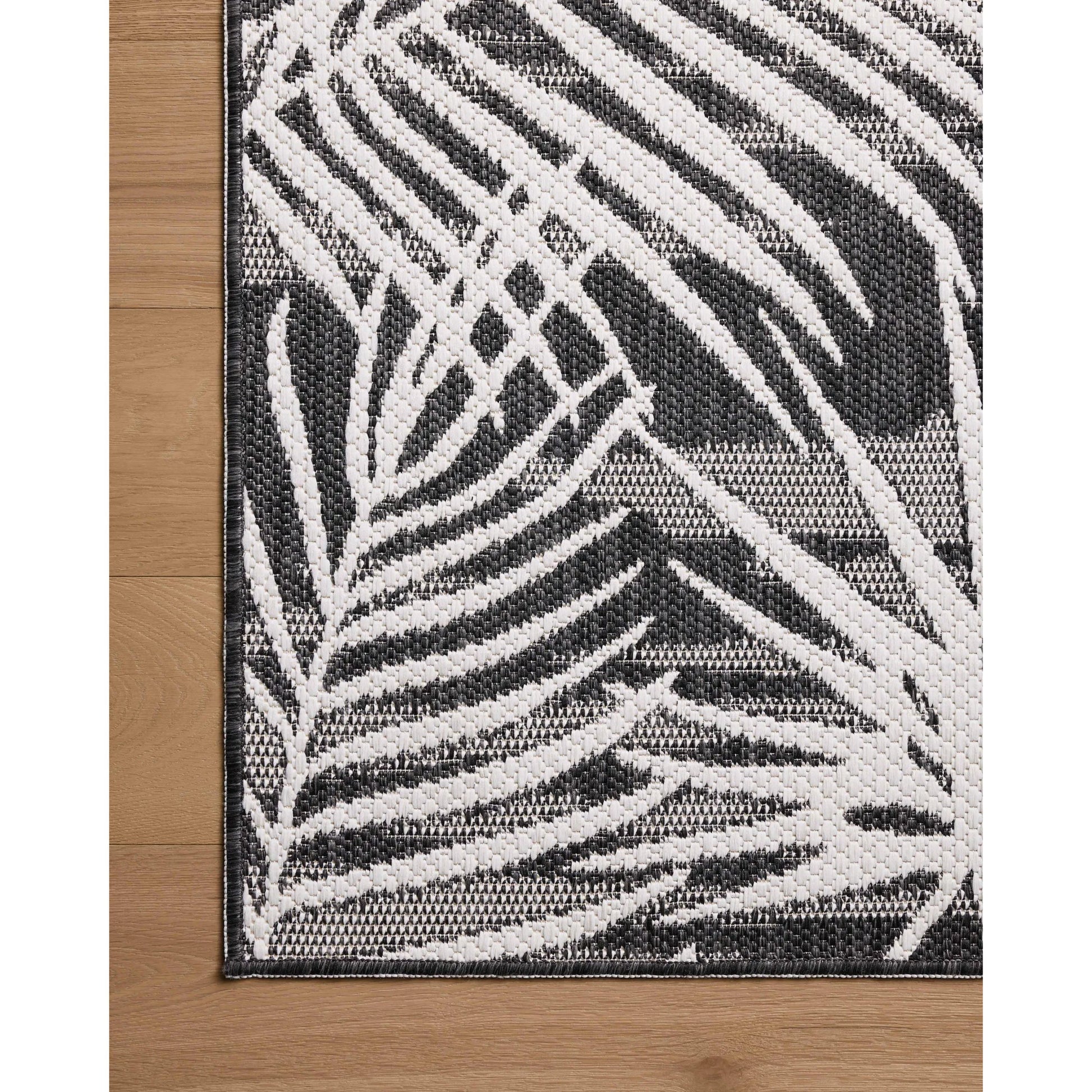 Easton ESN-09 Outdoor Rug by Loloi in ivory, onyx. Made from 100% polypropylene in a unique style.