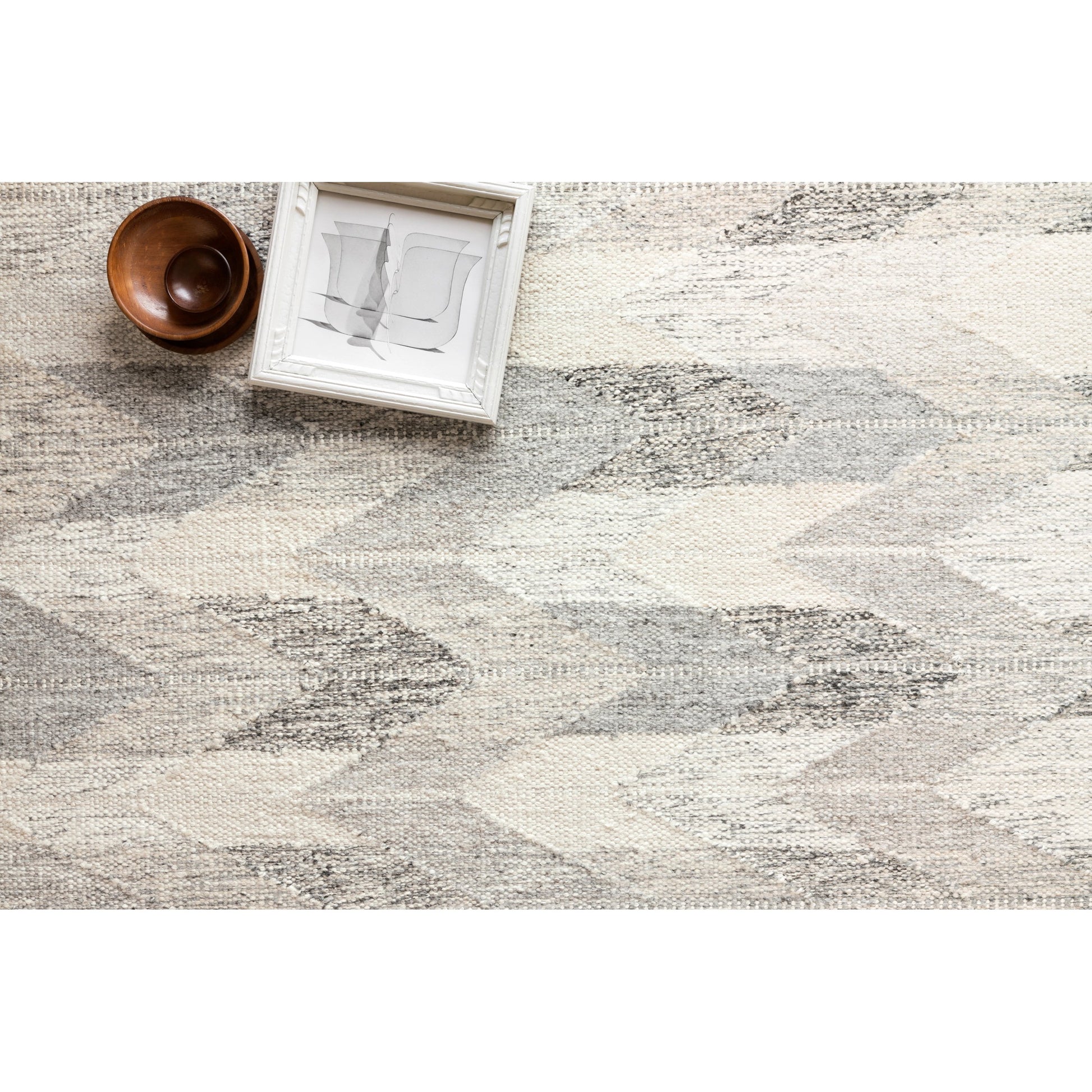 Evelina EVE-02 Rug by Loloi in pewter, silver. Made from 25% wool, 21% viscose, 20% cotton, 18% viscose from bamboo, 8% chenille, 5% acrylic, 3% linen in a eclectic & global style.