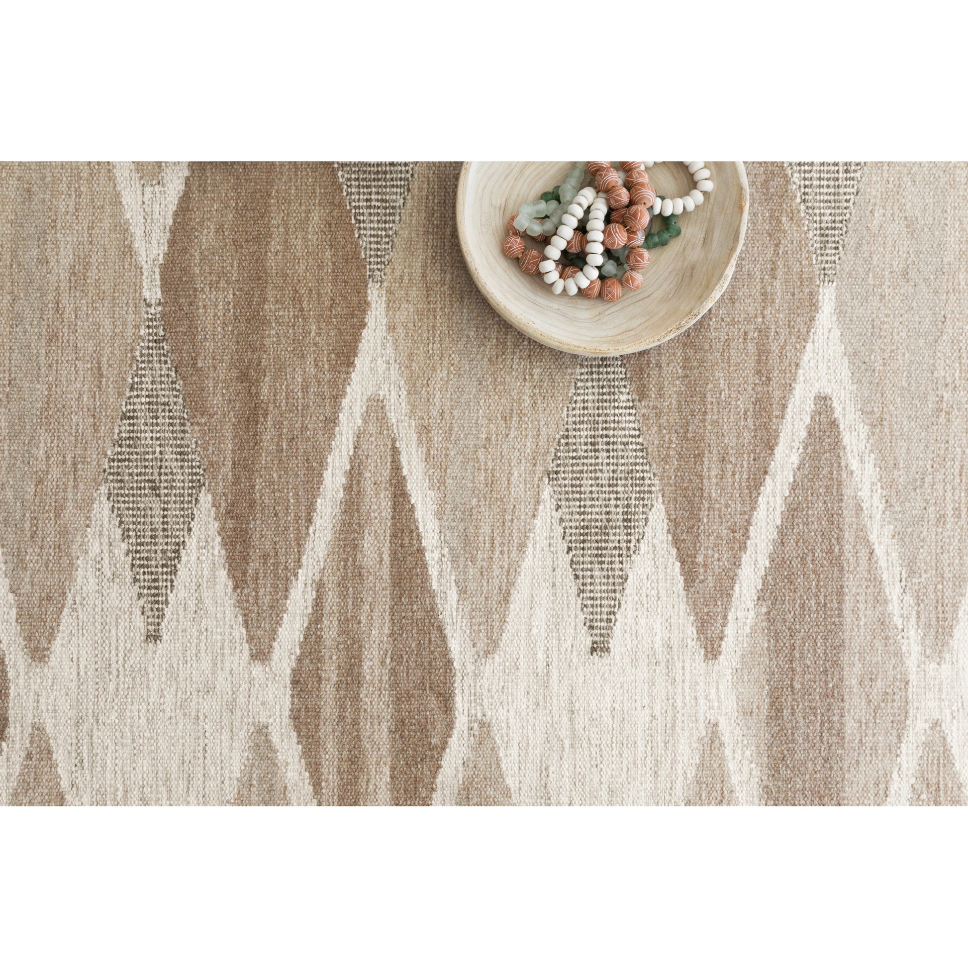 Evelina EVE-04 Rug by Loloi in taupe, bark. Made from 25% wool, 21% viscose, 20% cotton, 18% viscose from bamboo, 8% chenille, 5% acrylic, 3% linen in a modern style.