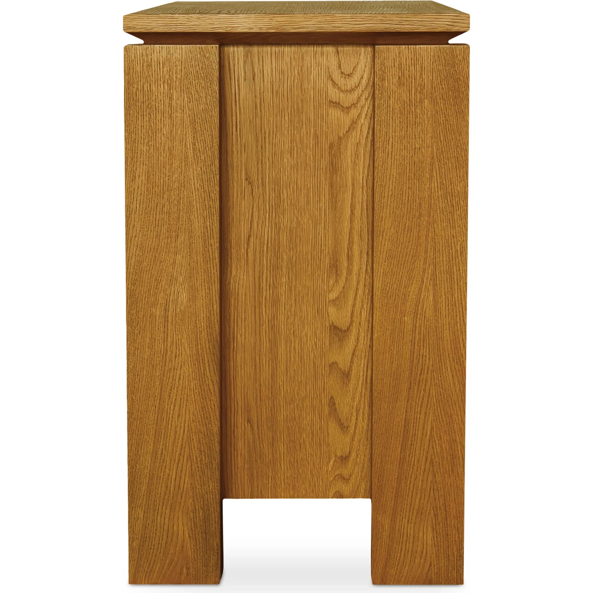 Brook Chest by Moe's Home Collection in country oak. Made from fsc solid oak leg, fsc oak veneer over mdf, undermount glides in a transitional style.