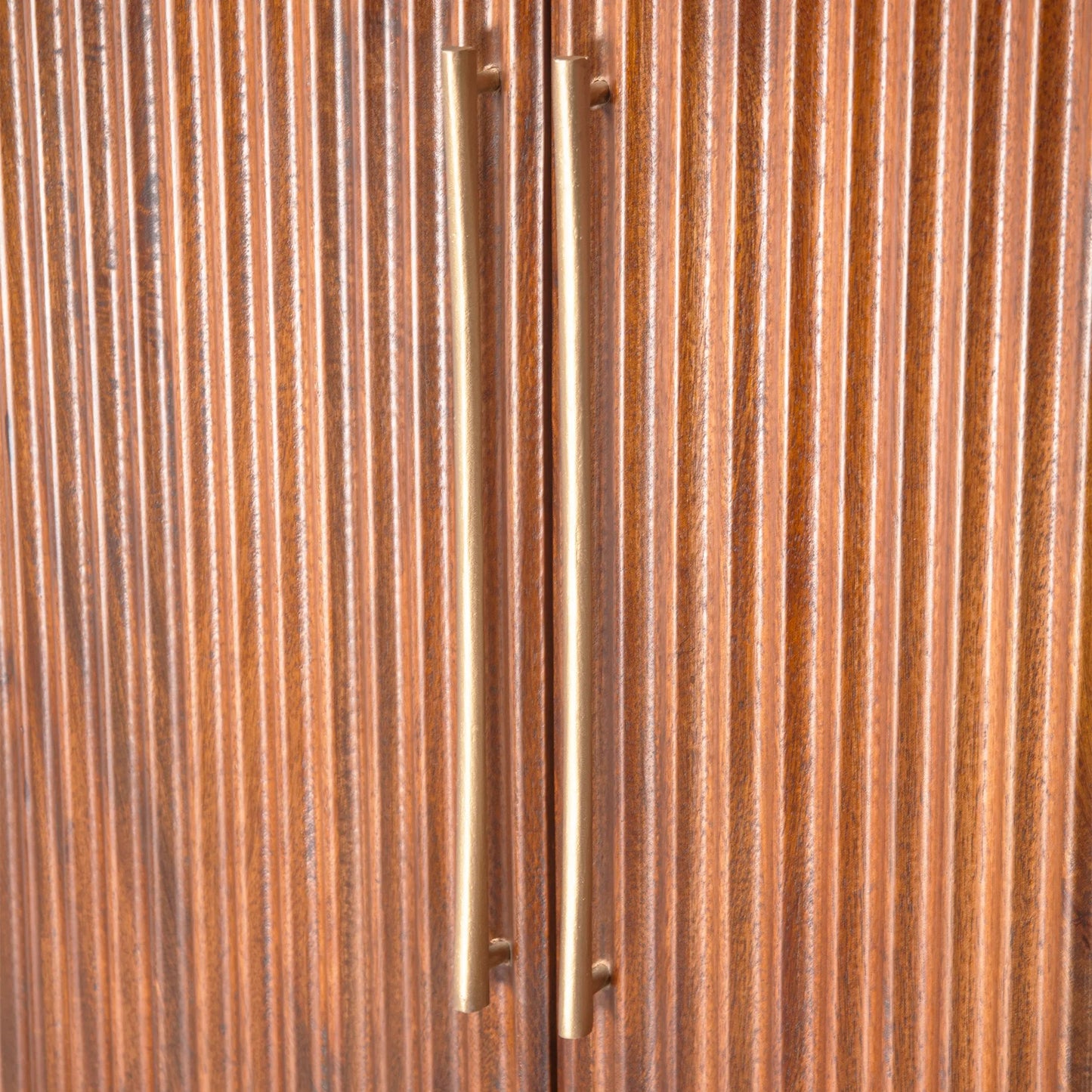 006 SI-2242941 | Closeup | Manhattan Bar Cabinet by World Interiors in honey brown and water based. Made from mango wood, iron in a traditional style.