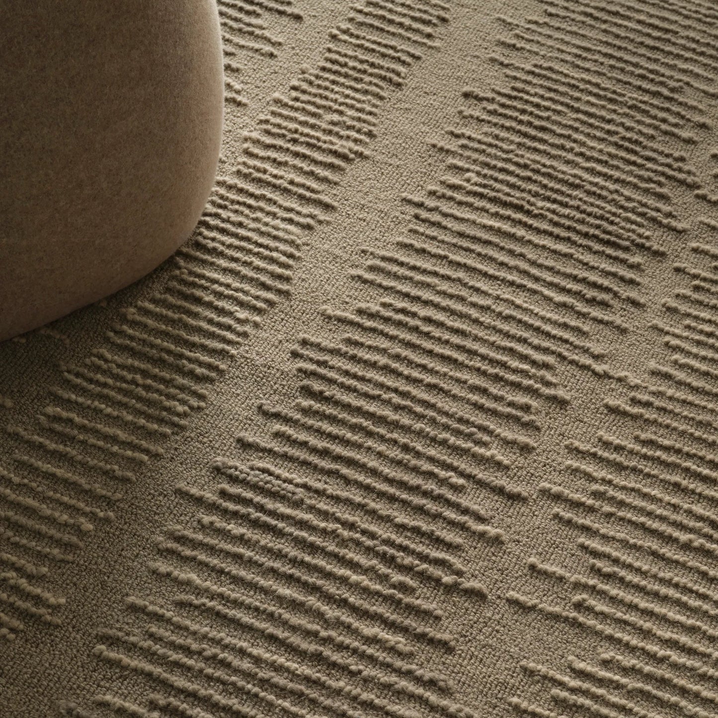 006 SI-2444713,SI-2444714,SI-2444715,SI-2444716,SI-2444717 | Closeup | Finnigan FGN08 Rug by Jaipur Living in taupe. Made from 100% wool in a unique style.