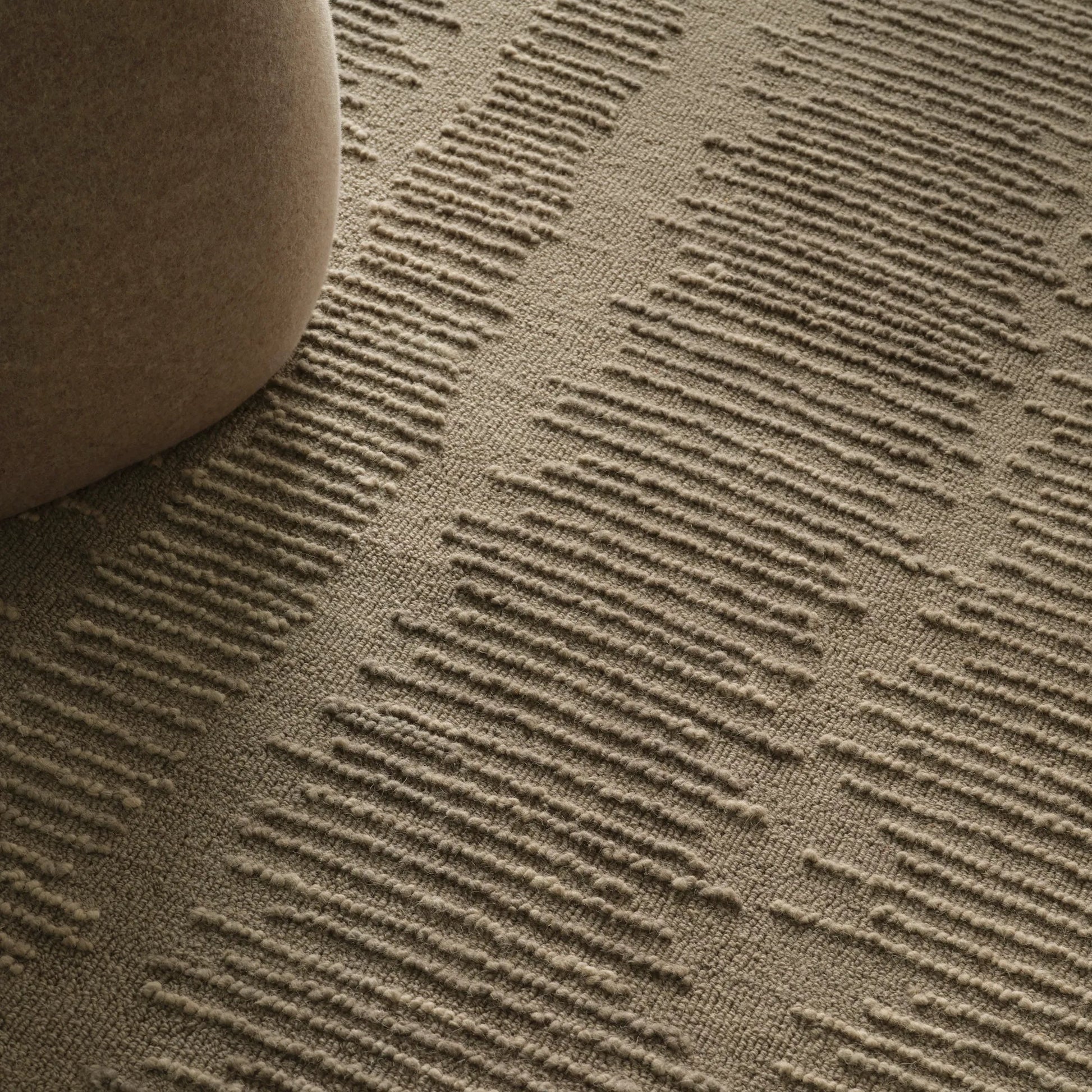 Finnigan FGN08 Rug by Jaipur Living in taupe. Made from 100% wool in a unique style.
