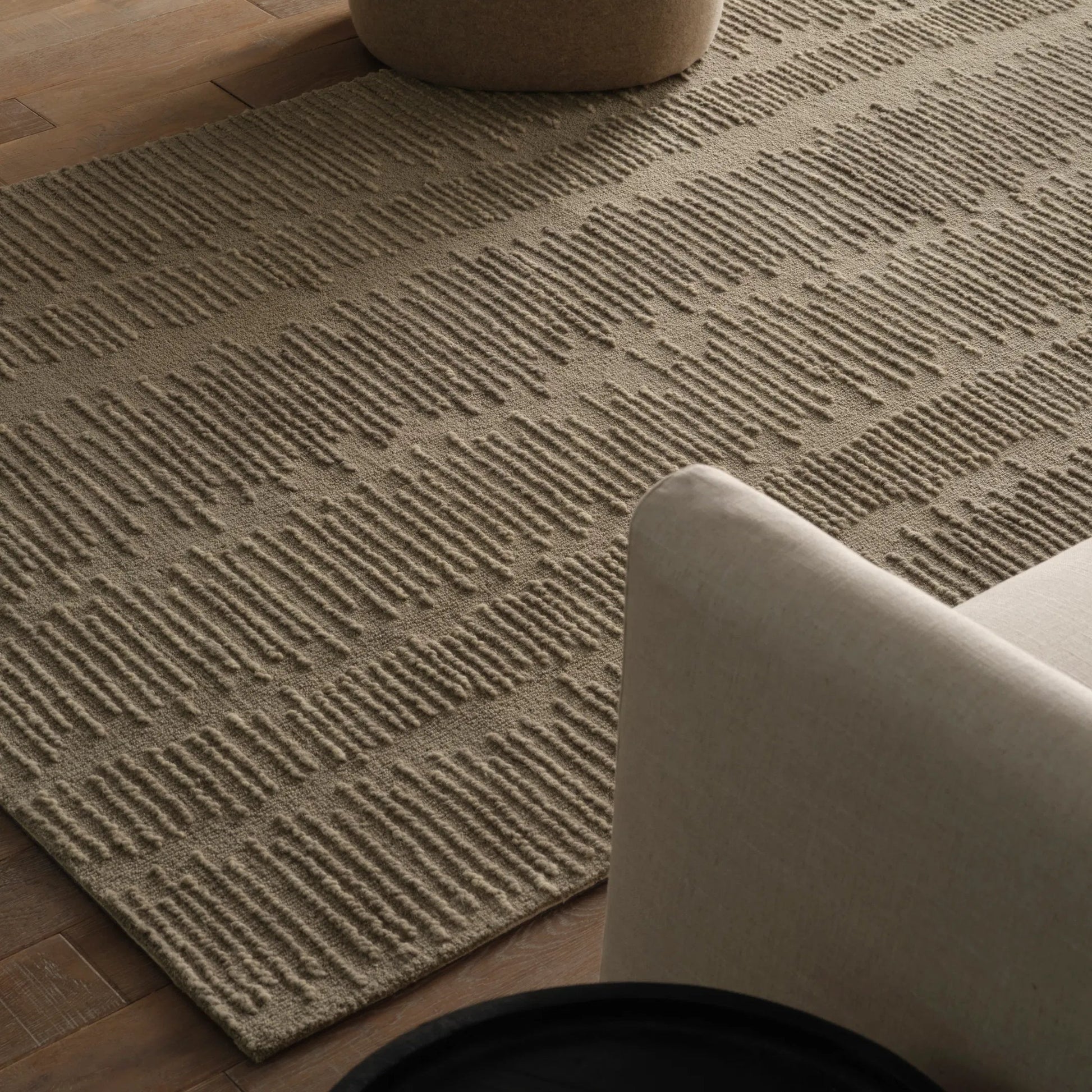 Finnigan FGN08 Rug by Jaipur Living in taupe. Made from 100% wool in a unique style.
