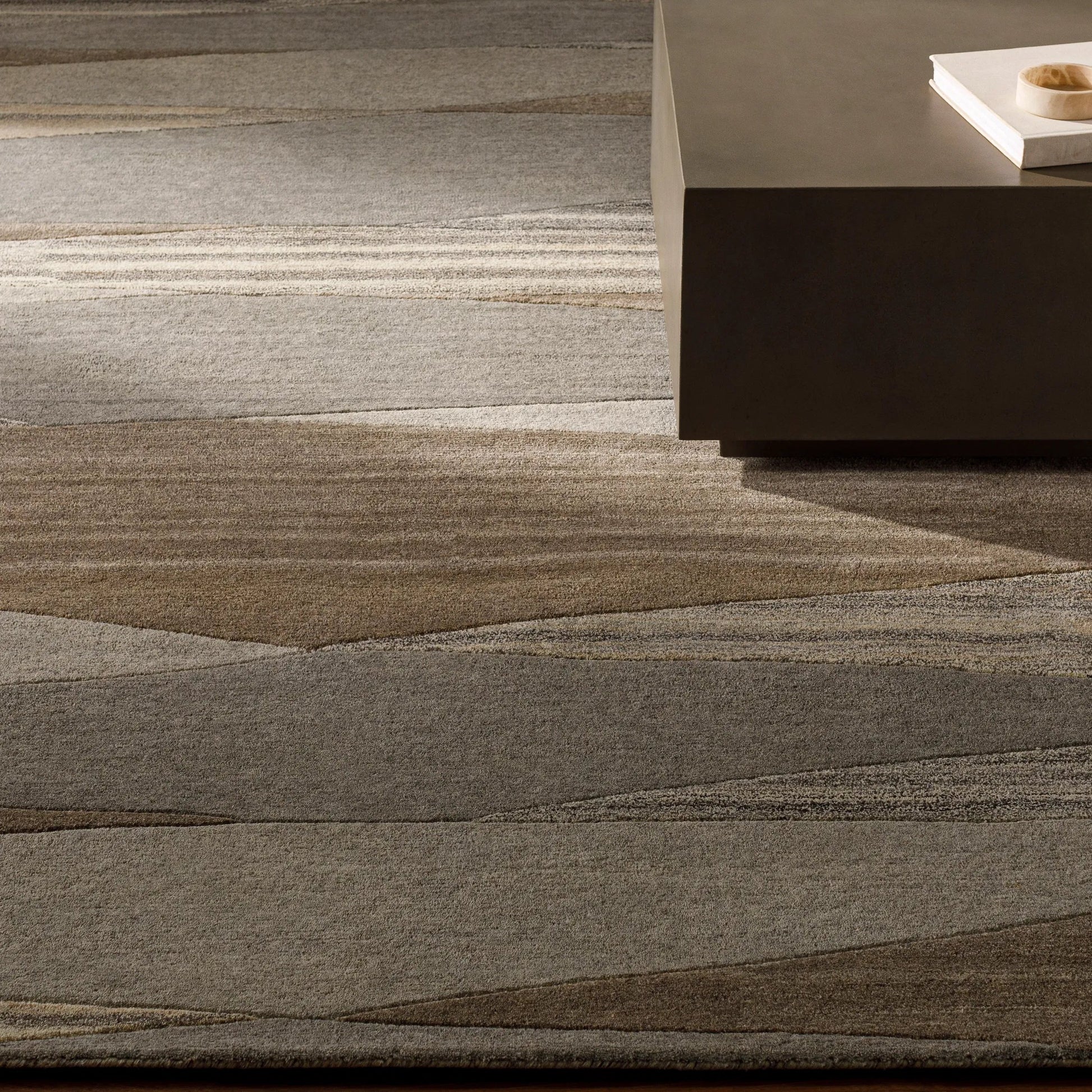 Forum Rug - 15557 by Livabliss. Made from 100% wool in a unique style.