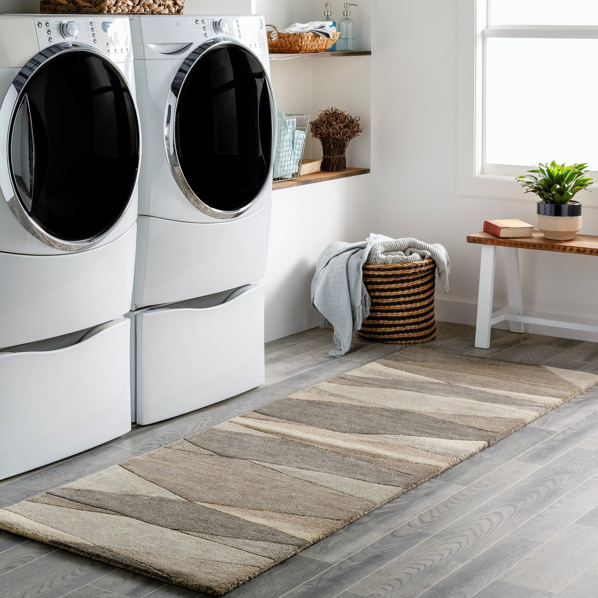 Forum Rug - 15557 by Livabliss. Made from 100% wool in a unique style.