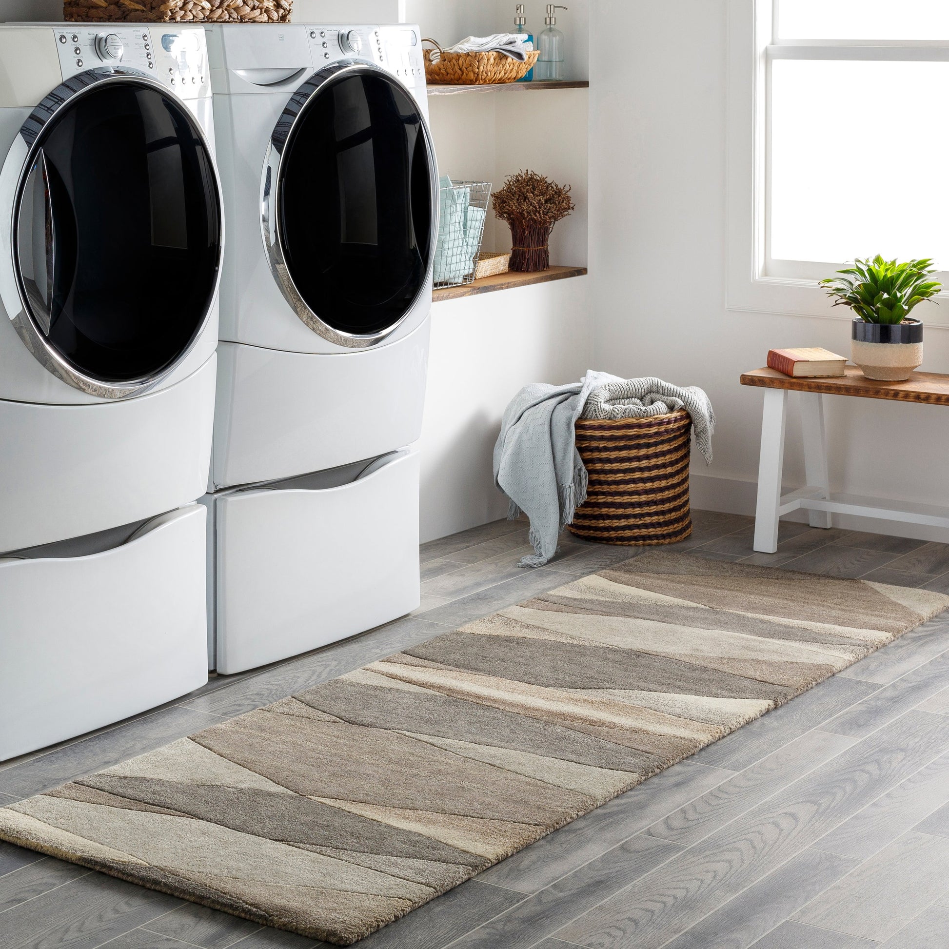 Forum Rug - 15557 by Livabliss. Made from 100% wool in a unique style.