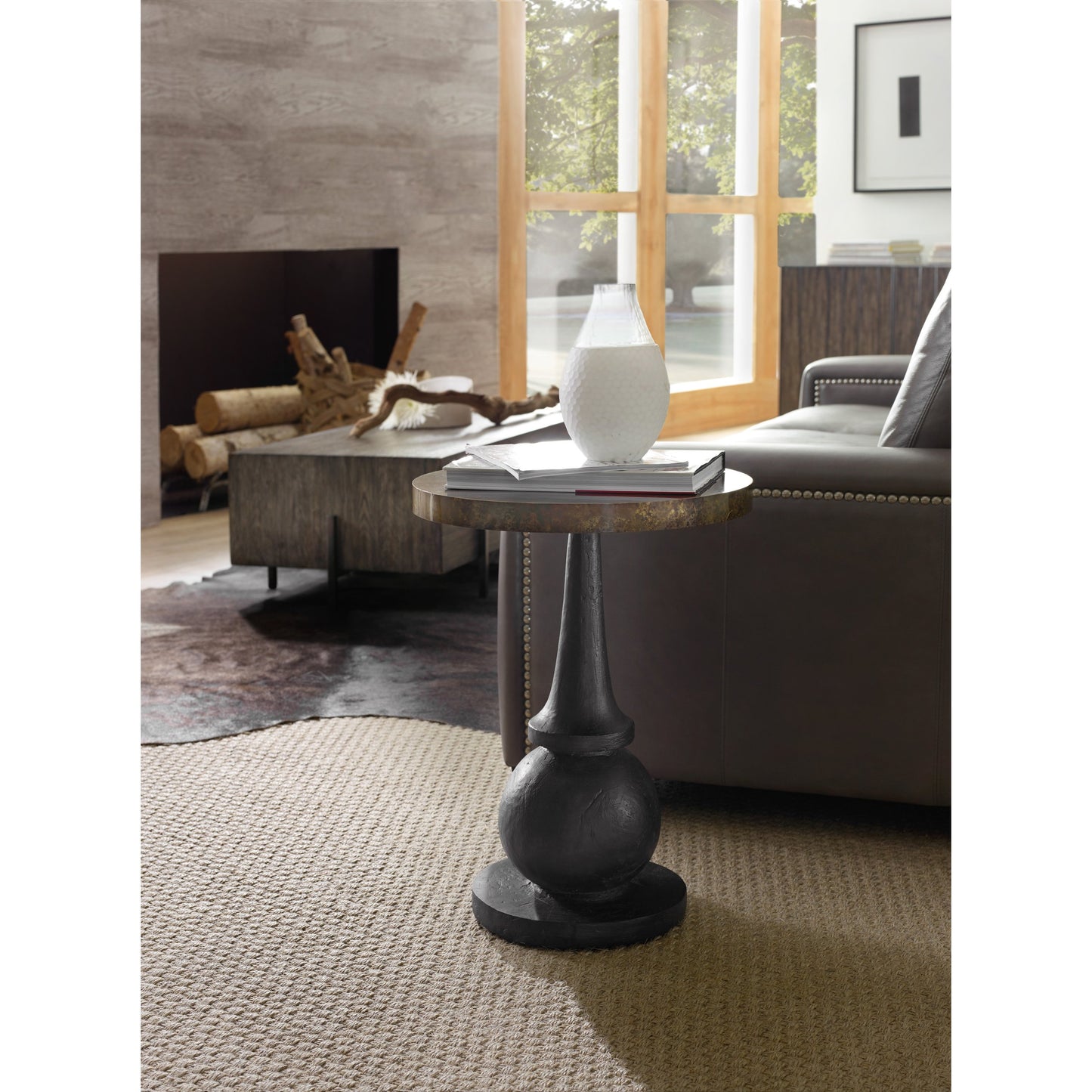 003 SI-1748782 | Lifestyle | Curata Accent Table by Hooker Furniture in black. Made from resin, brass in a traditional style.