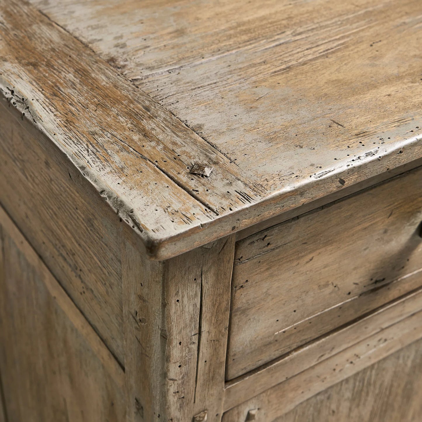 007 SI-2535706 | Closeup | Caldera Sideboard by Jonathan Charles in light spain painted walnut. Made from main acacia veneer in a unique style.