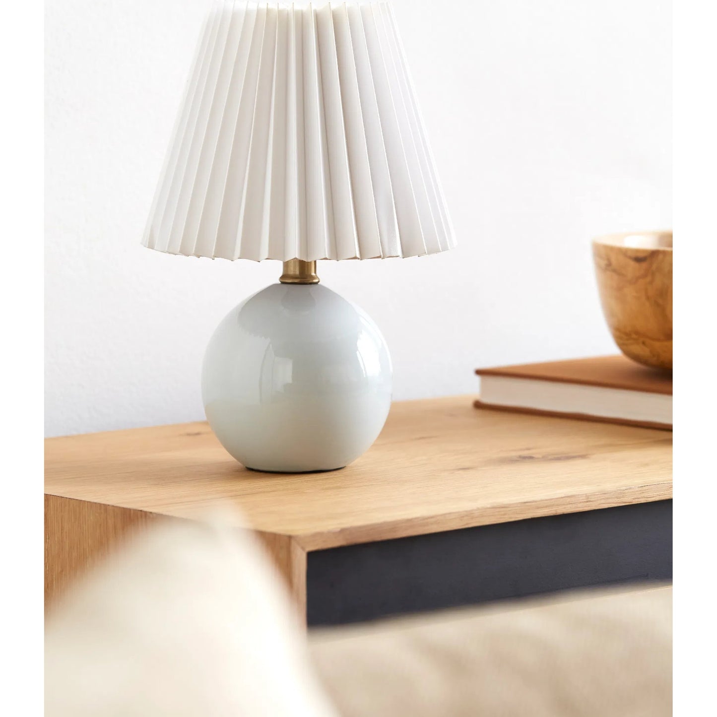 018 SI-2169226 | Lifestyle | Ferez Accent Table Lamp II - 539196 by Livabliss in glazed. Made from ceramic, linen, polystyrene in a modern style.