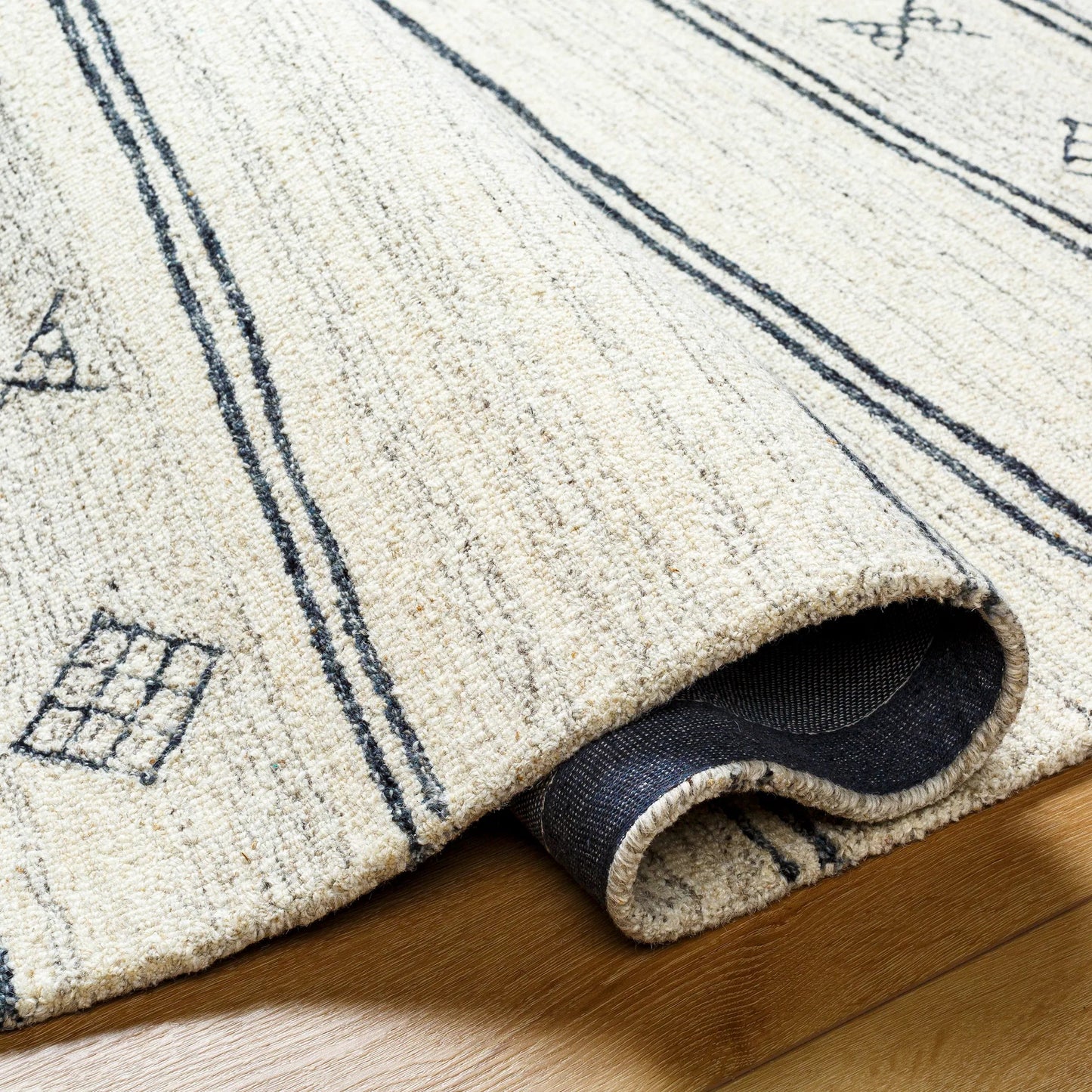 004 SI-1922964,SI-1922965,SI-1922966,SI-1922967 | Closeup | Granada Rug - 32650 by Livabliss in cream, black, charcoal. Made from main: 100% wool in a unique style.