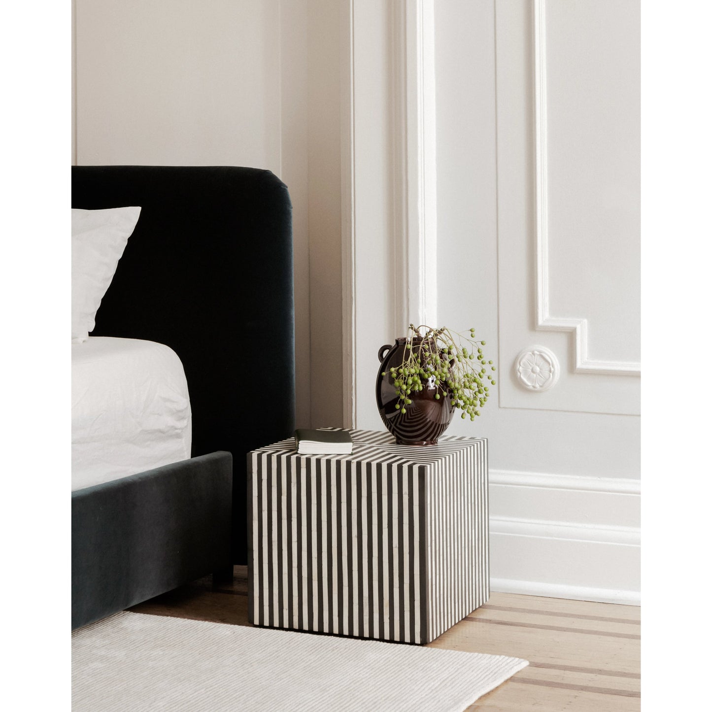 004 SI-1985456 | Lifestyle | Terning Side Table by Moe's Home Collection in white, black. Made from bone veneer in resin, iron, mdf in a modern style.
