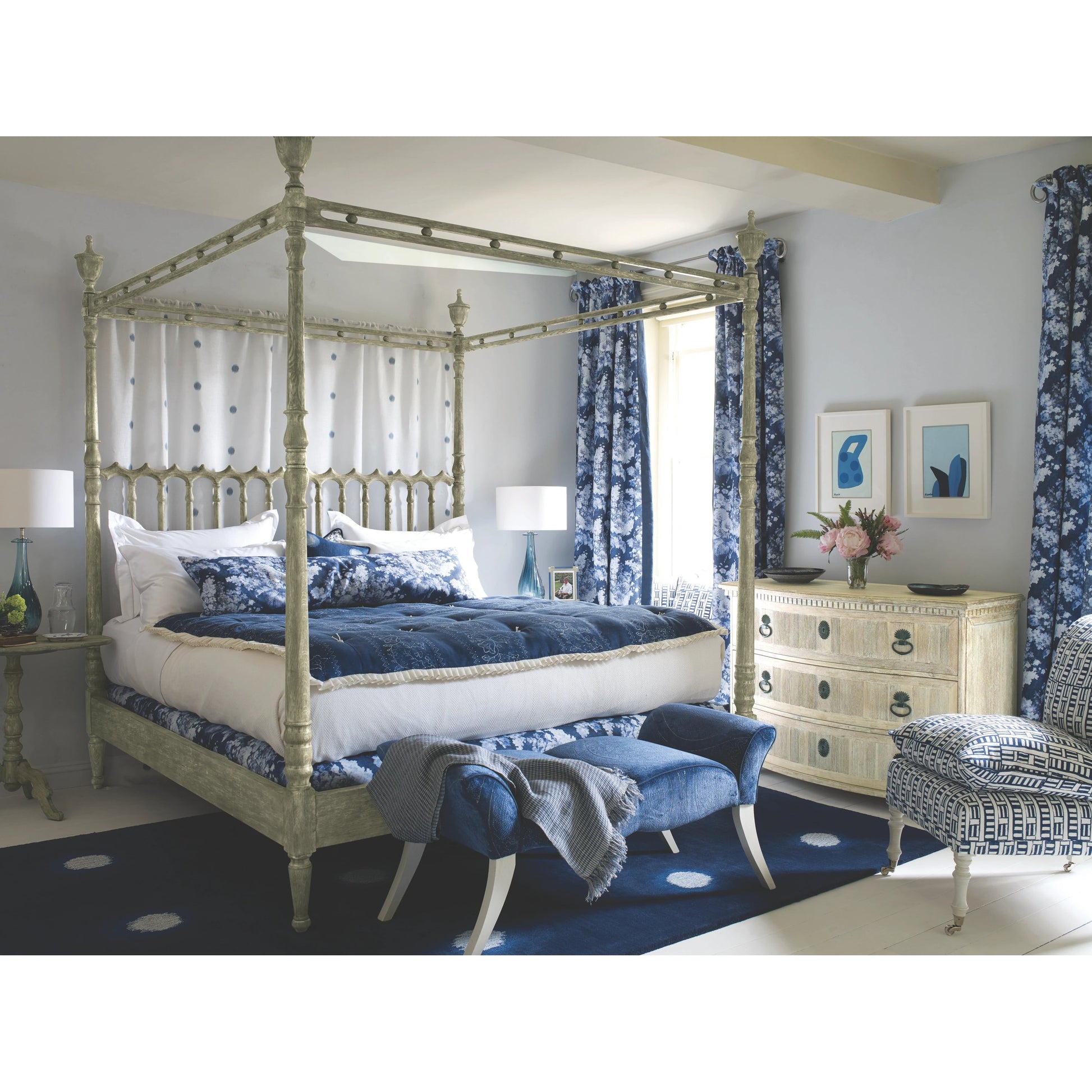 William Yeoward Morris King Bed by Jonathan Charles in grey and greyed oak. Made from oak in a cottage & farmhouse style.