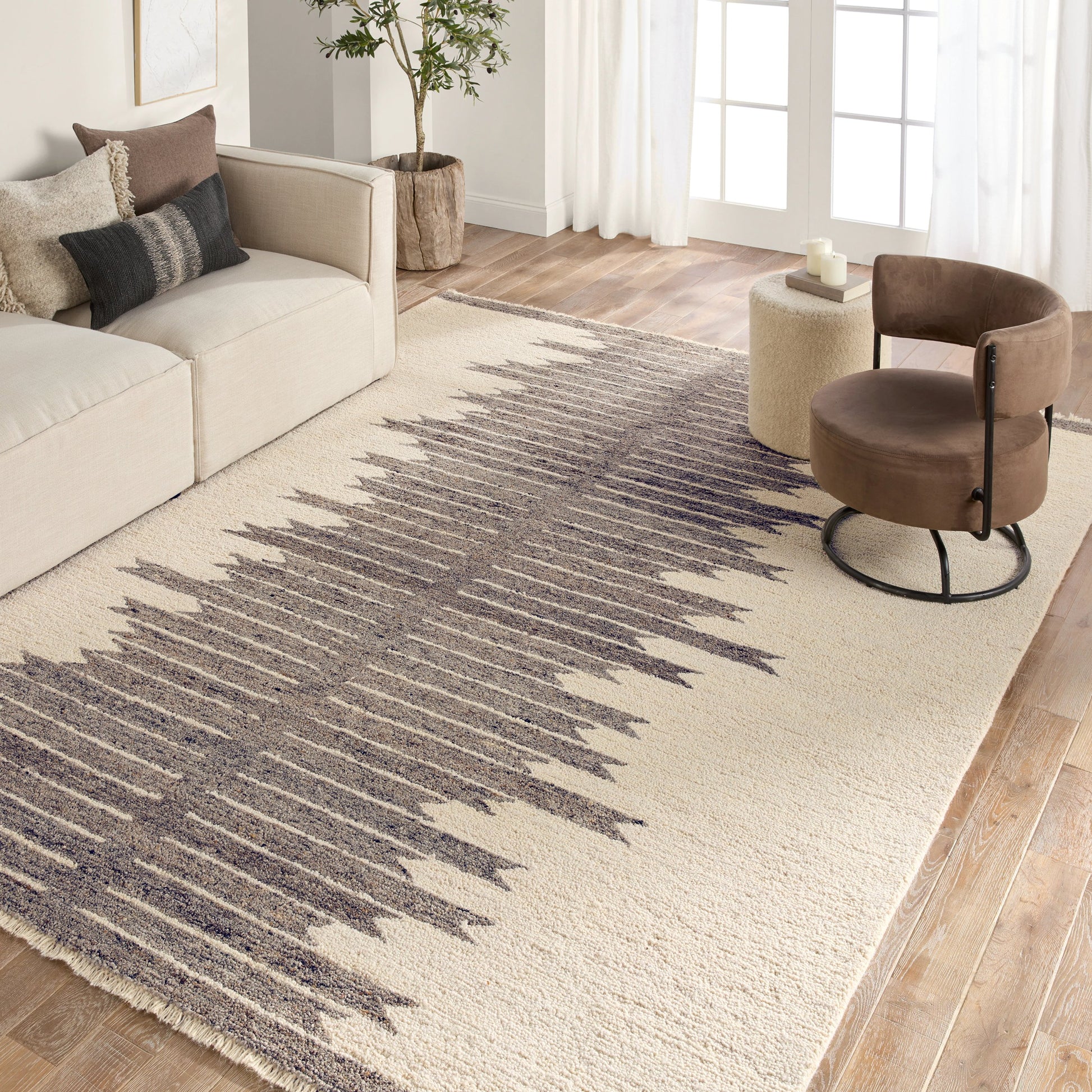 Hadi Chaima Rug by Jaipur Living in gray, white. Made from 100% wool in a unique style.