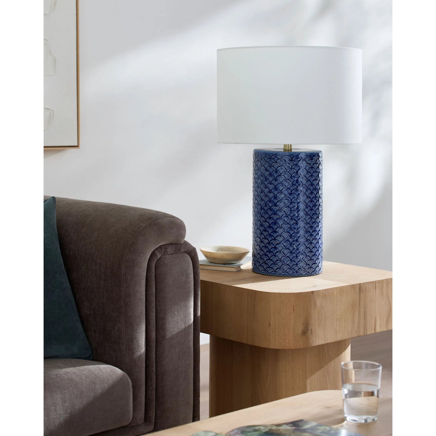 002 SI-2380101 | Lifestyle | Hanmer Accent Table Lamp by Surya in white, translucent, metallic gold, navy. Made from ceramic, linen, polyester, iron in a modern style.