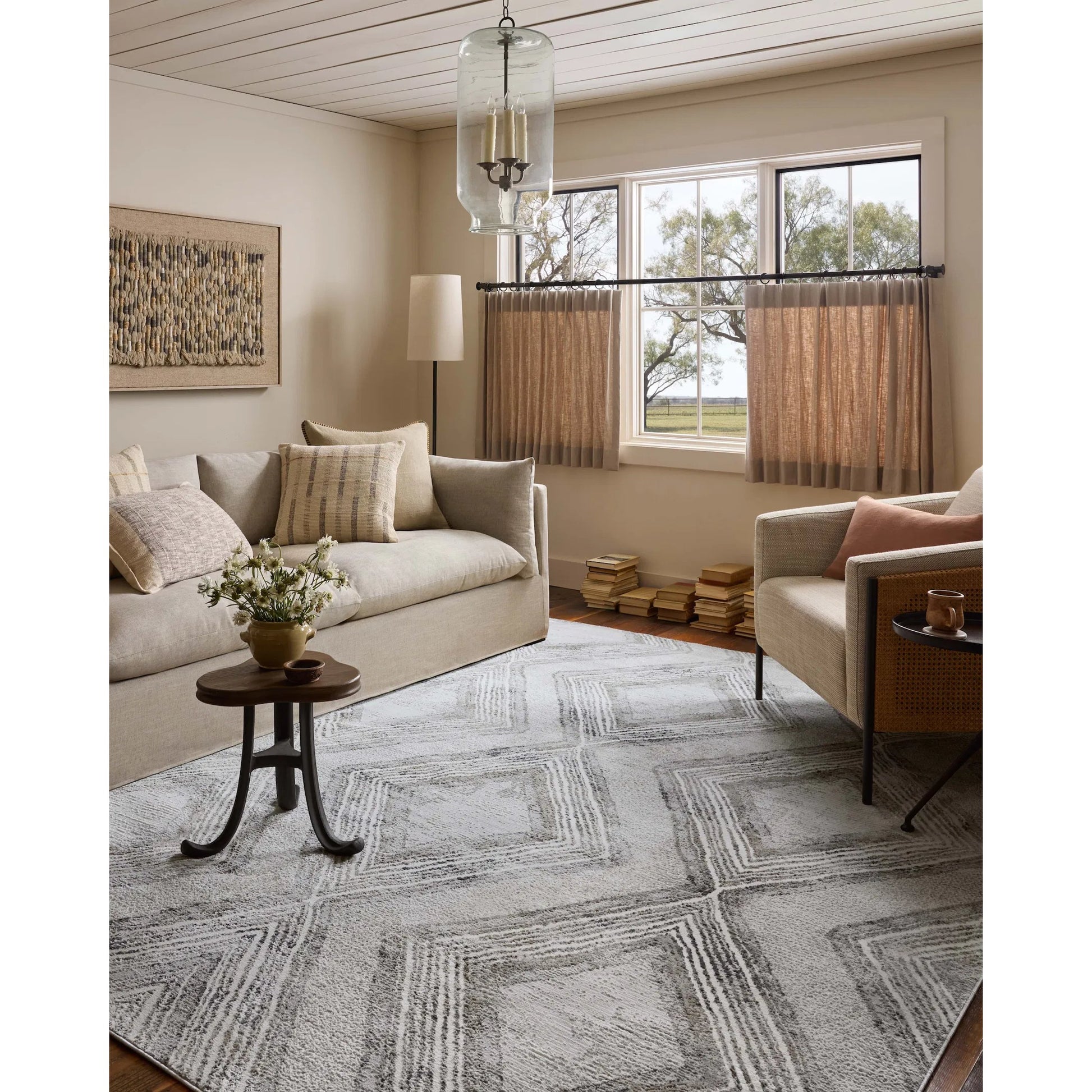 Hollis HOL-05 Rug by Loloi in mist, natural. Made from 100% polyester in a unique style.