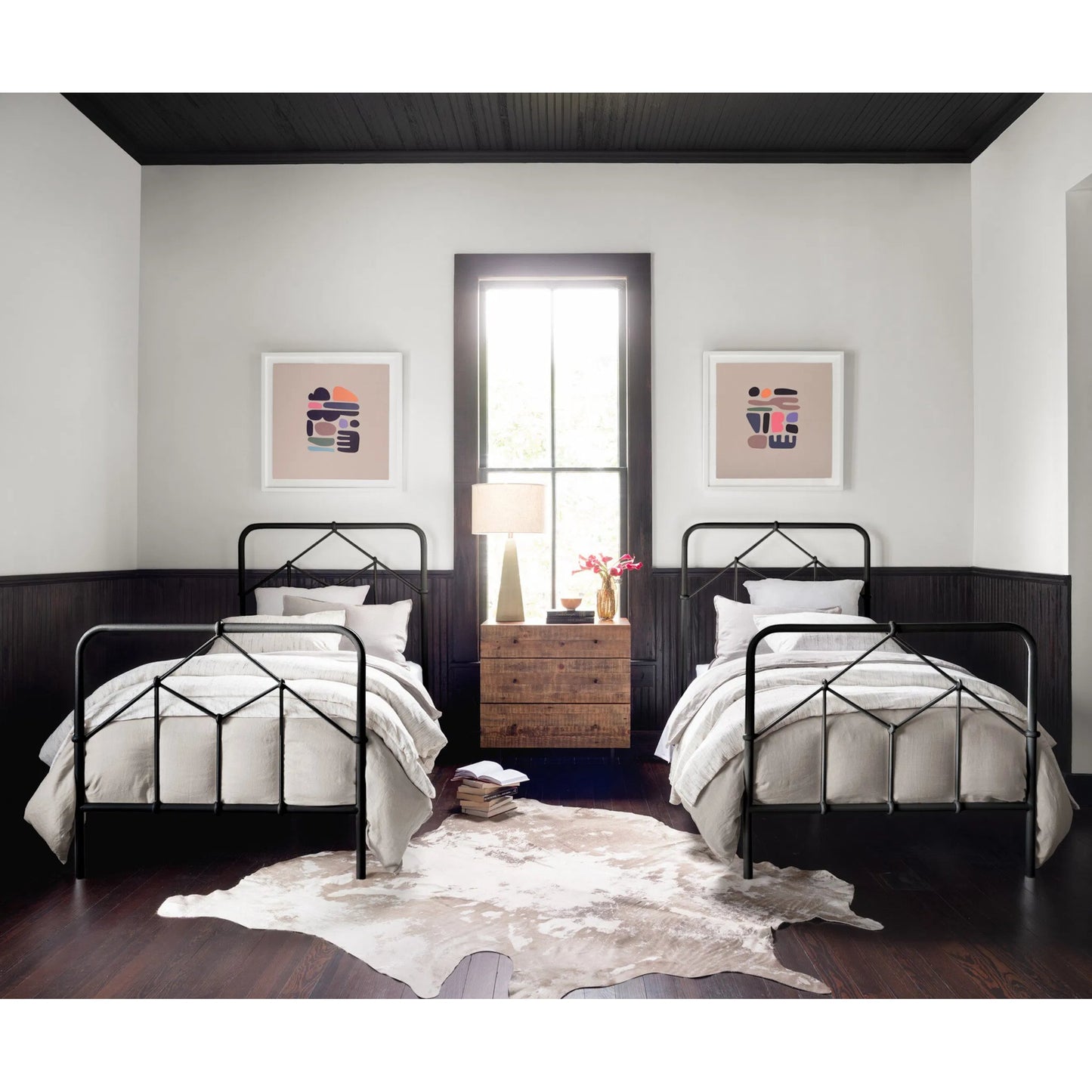 113 S-279228 | Lifestyle | Casey Bed by Four Hands in sanblasted vintage black. Made from iron in a cottage & farmhouse style.
