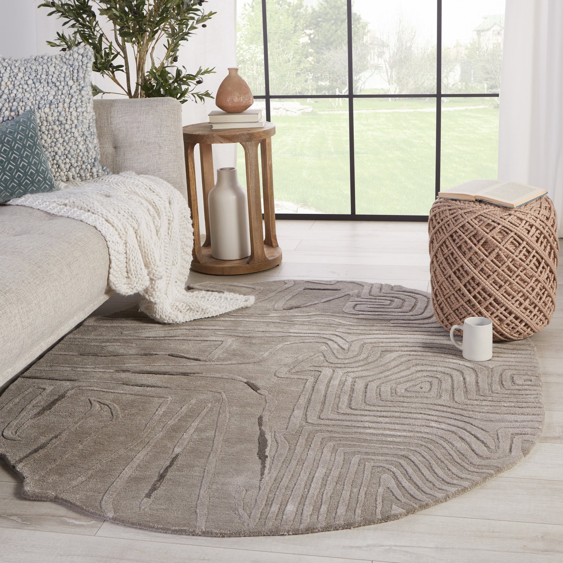 Iconic ICO07 Rug by Jaipur Living in gray. Made from 65% viscose 35% wool in a unique style.