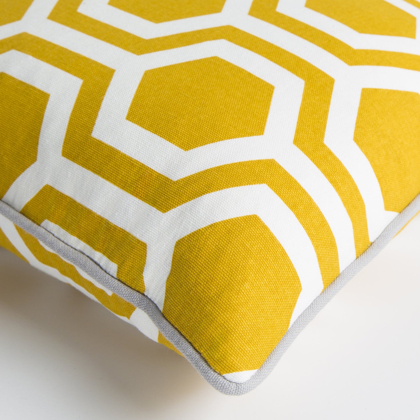 110 S-346634,S-346635 | Closeup | Inga Pillow - 10270 by Surya. Made from 100% cotton in a modern style.