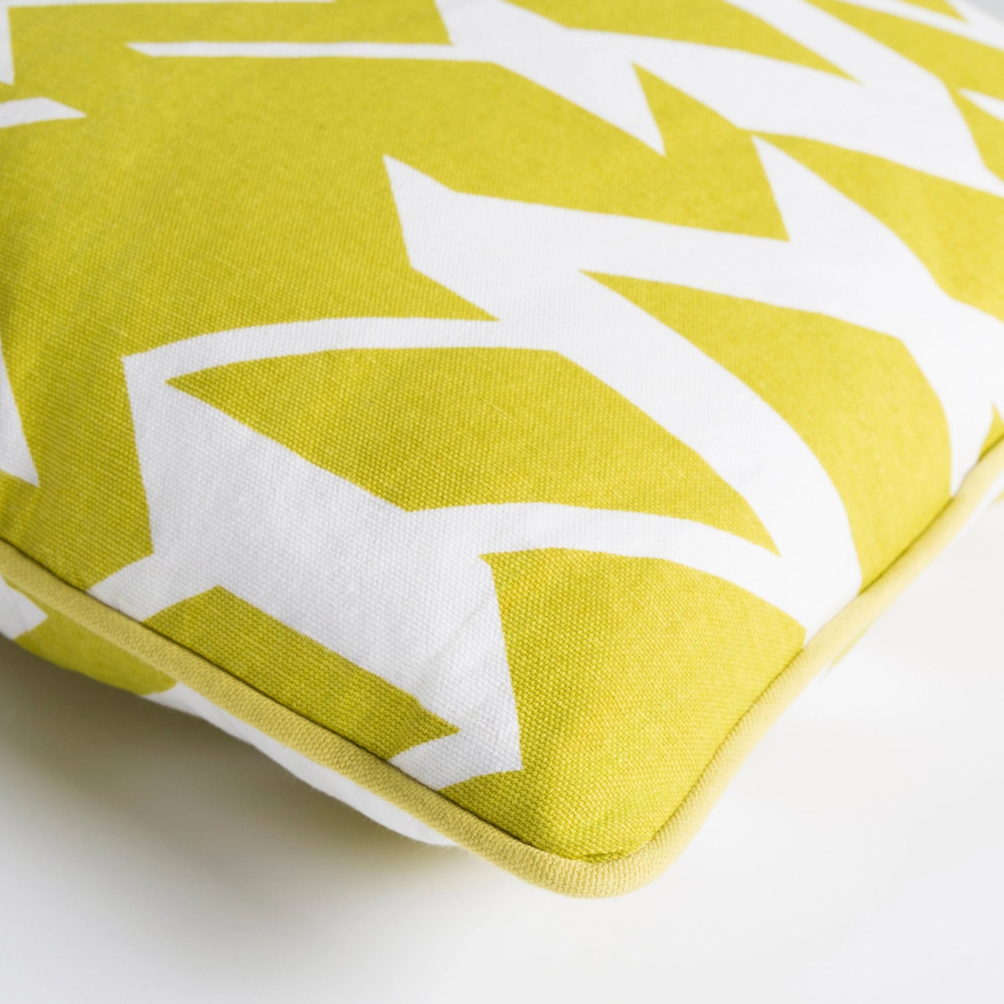 004 SI-1905524,SI-1905525 | Closeup | Inga Pillow - 18540 by Surya. Made from 100% cotton in a modern style.