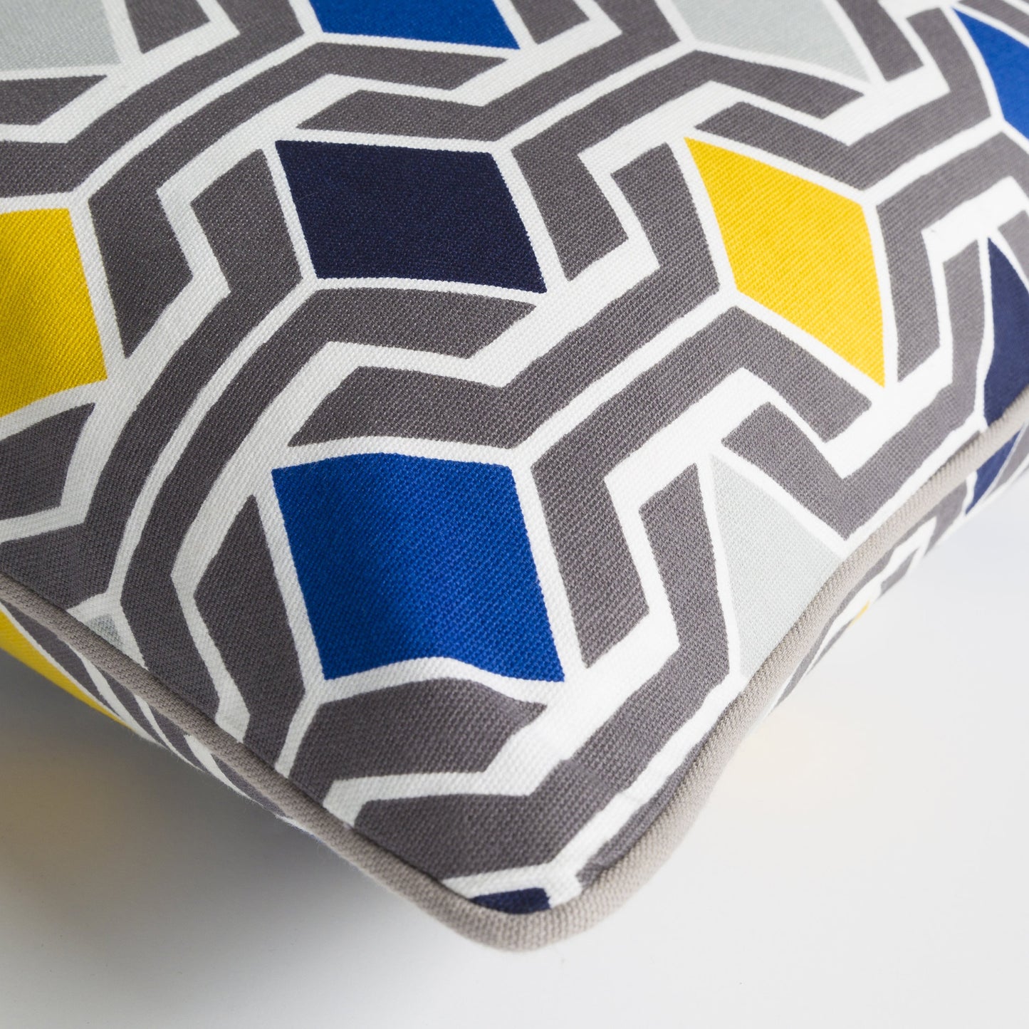 004 S-346646,S-346647 | Closeup | Inga Pillow - 17645 by Surya. Made from 100% cotton in a modern style.