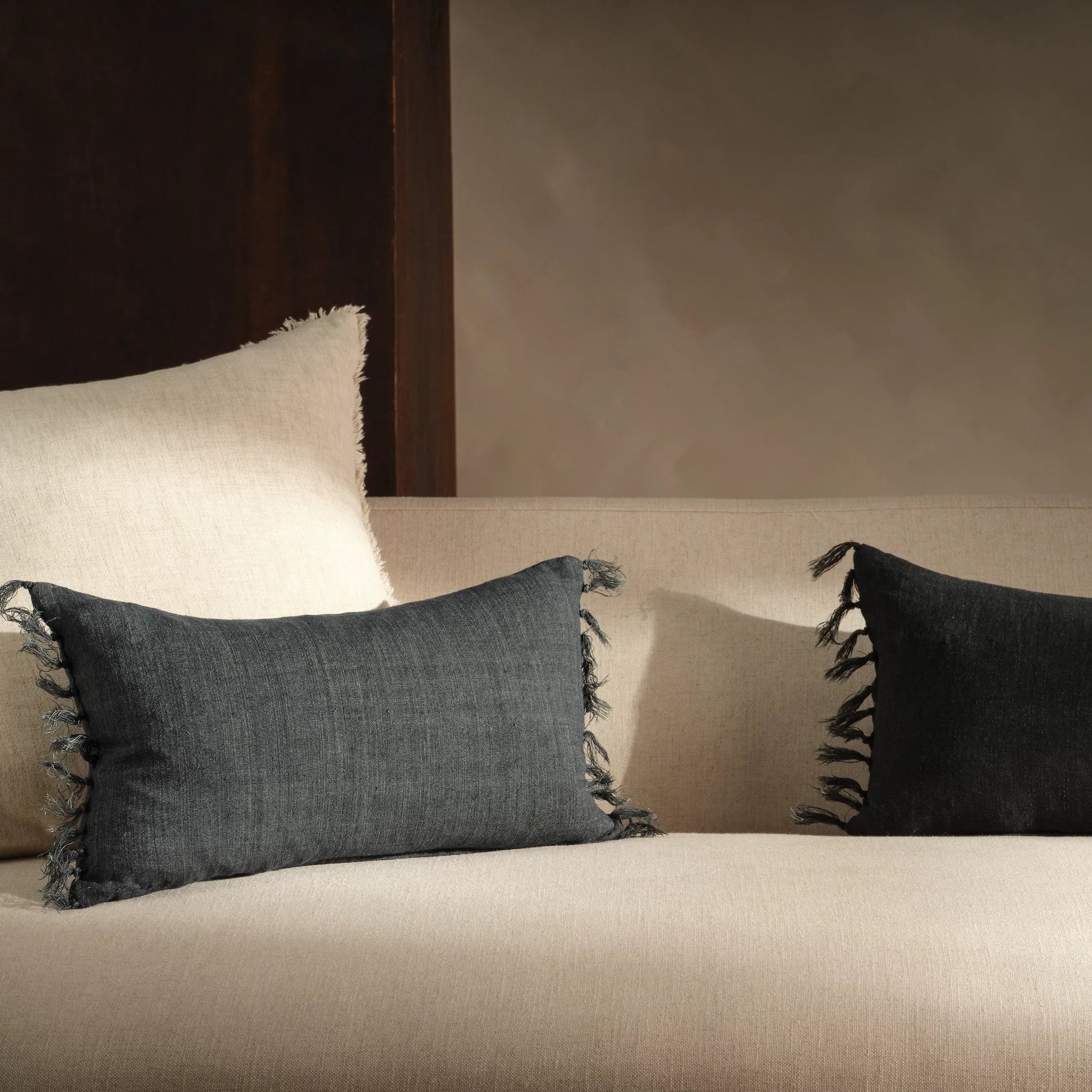 Jemina JEM01 Pillow by Jaipur Living. Made from 100% linen in a coastal style.