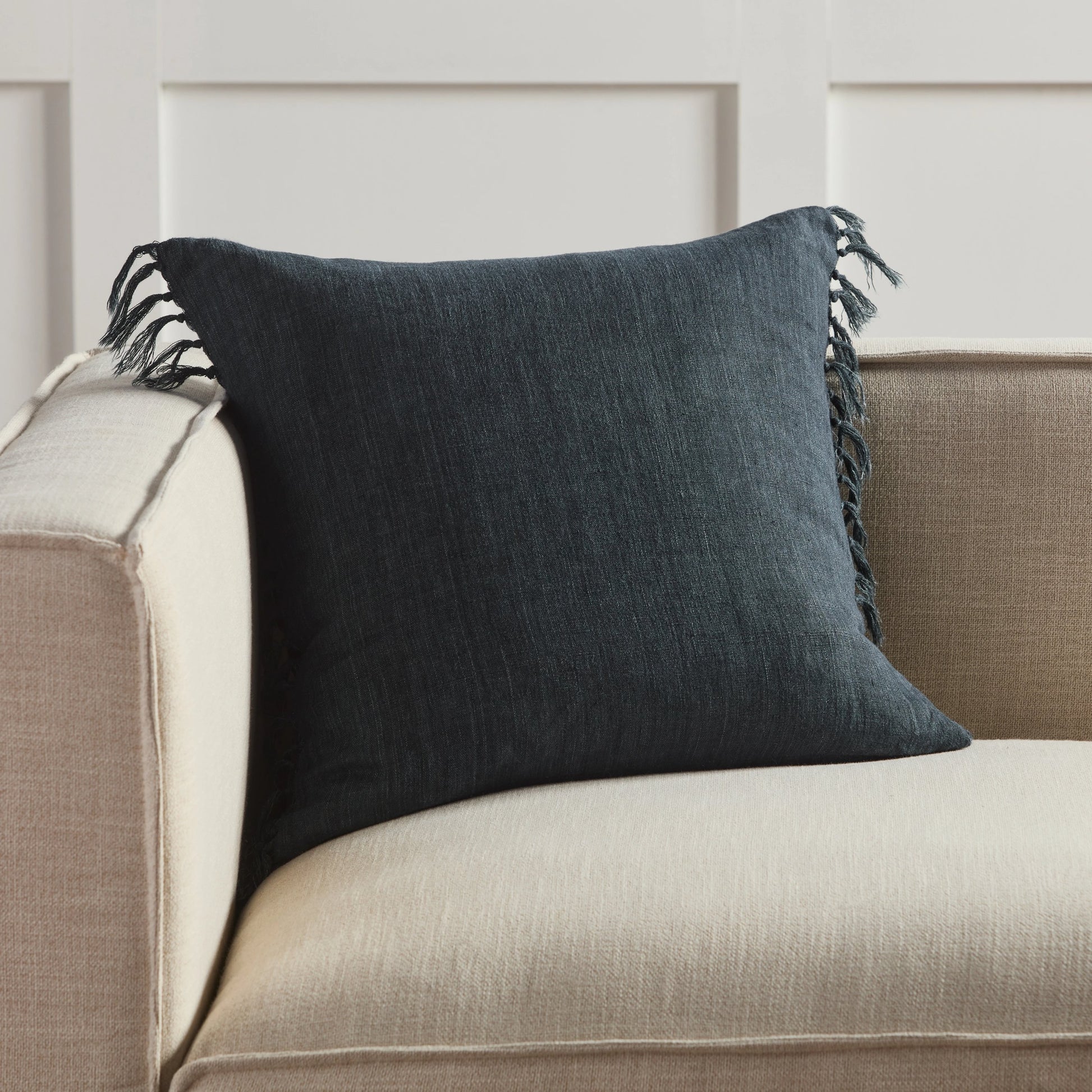 Jemina JEM01 Pillow by Jaipur Living. Made from 100% linen in a coastal style.