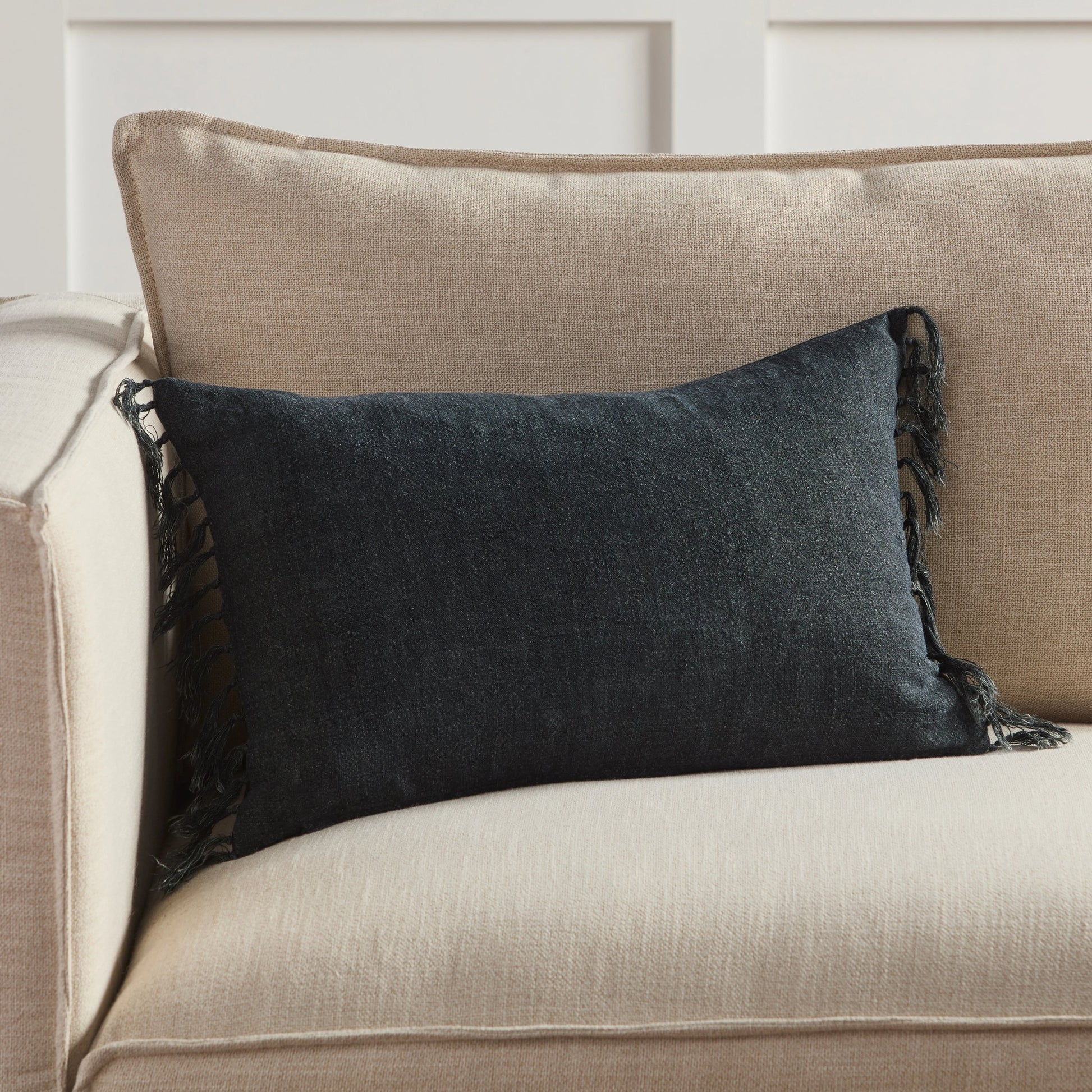 Jemina JEM01 Pillow by Jaipur Living. Made from 100% linen in a coastal style.