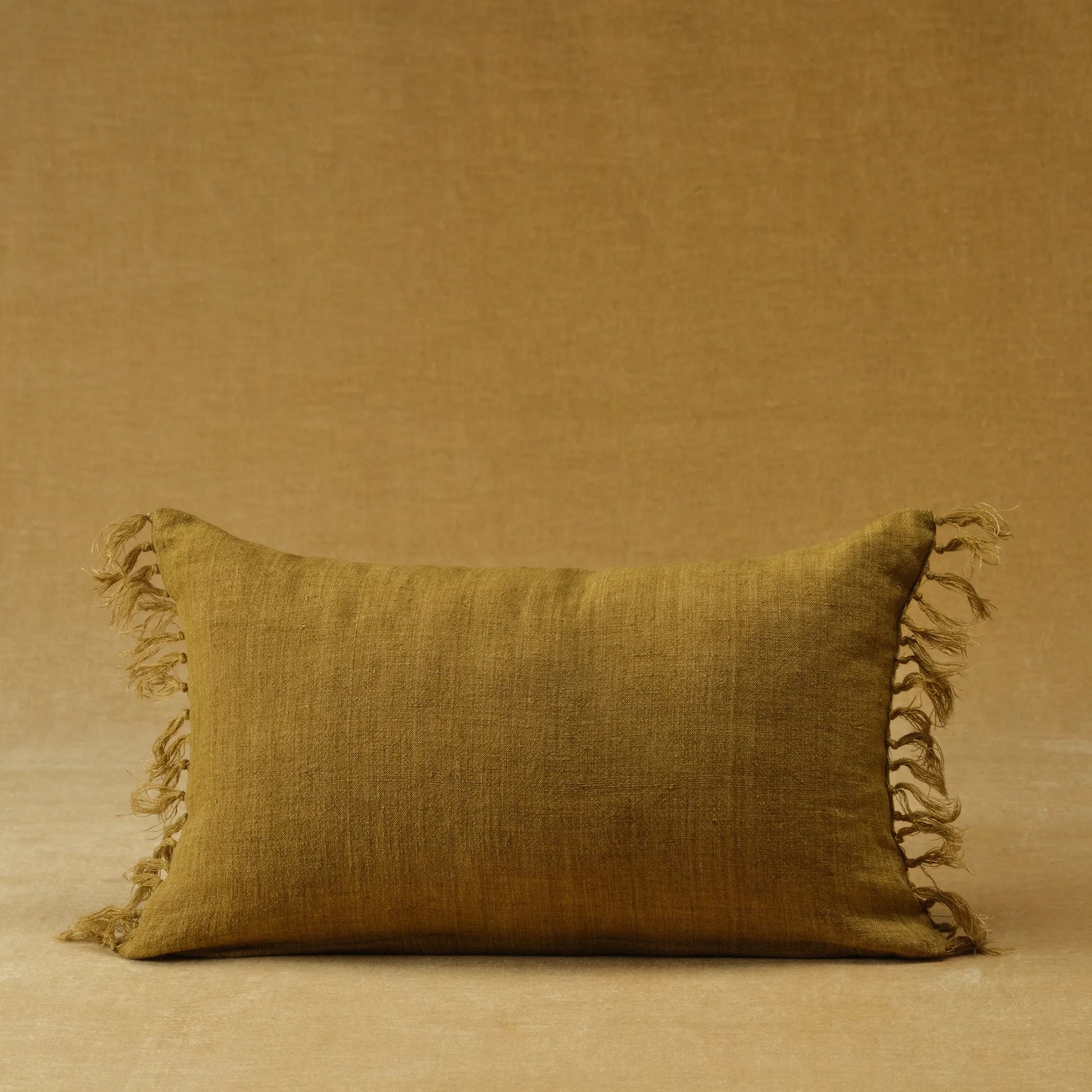 Jemina JEM01 Pillow by Jaipur Living. Made from 100% linen in a coastal style.