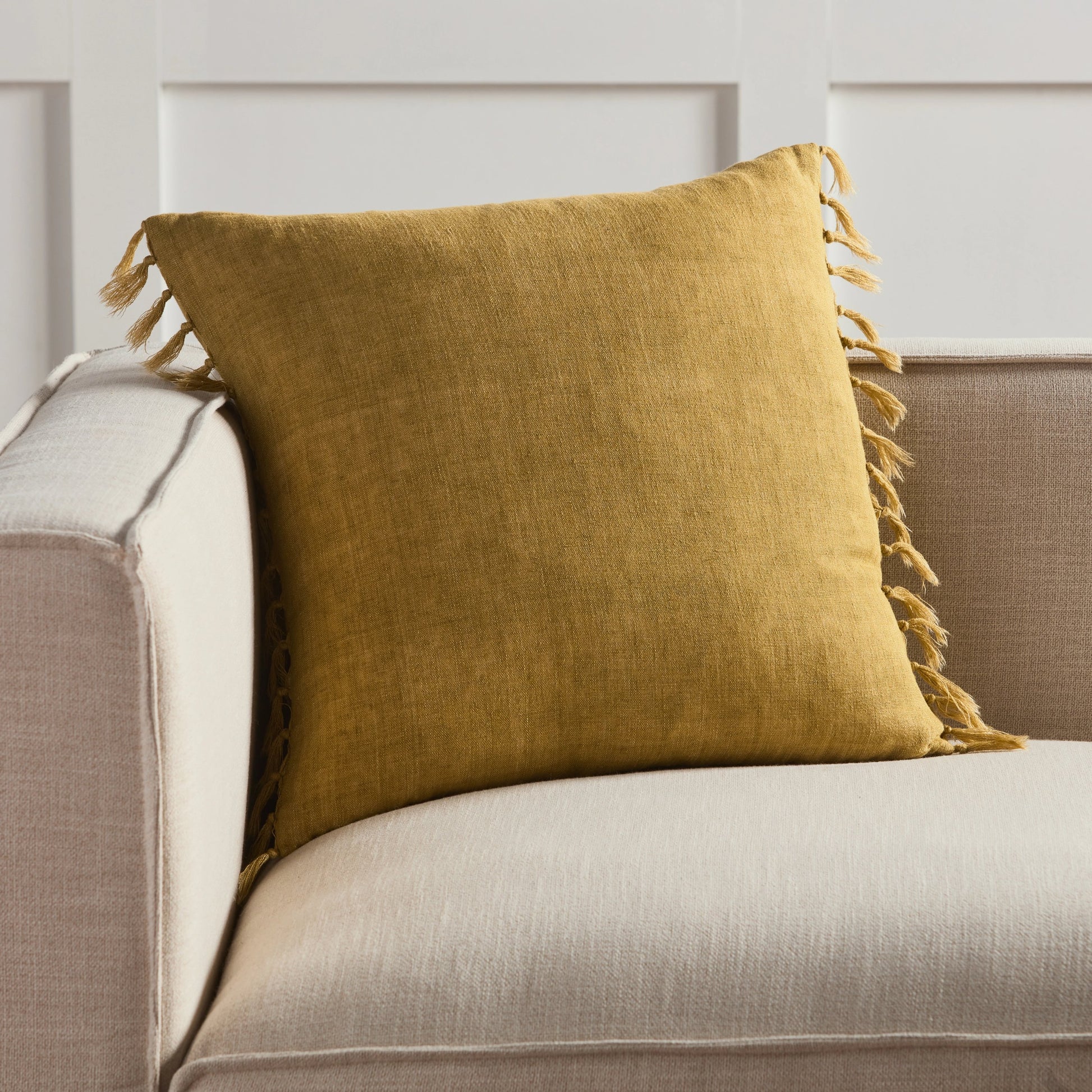 Jemina JEM01 Pillow by Jaipur Living. Made from 100% linen in a coastal style.