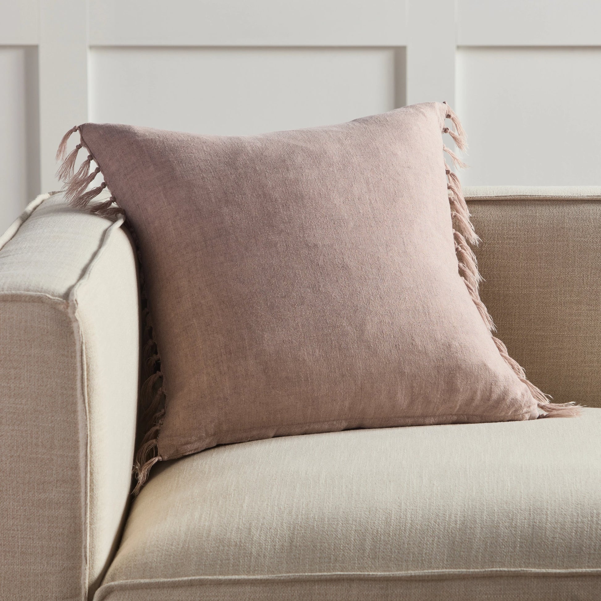 Jemina JEM01 Pillow by Jaipur Living. Made from 100% linen in a coastal style.