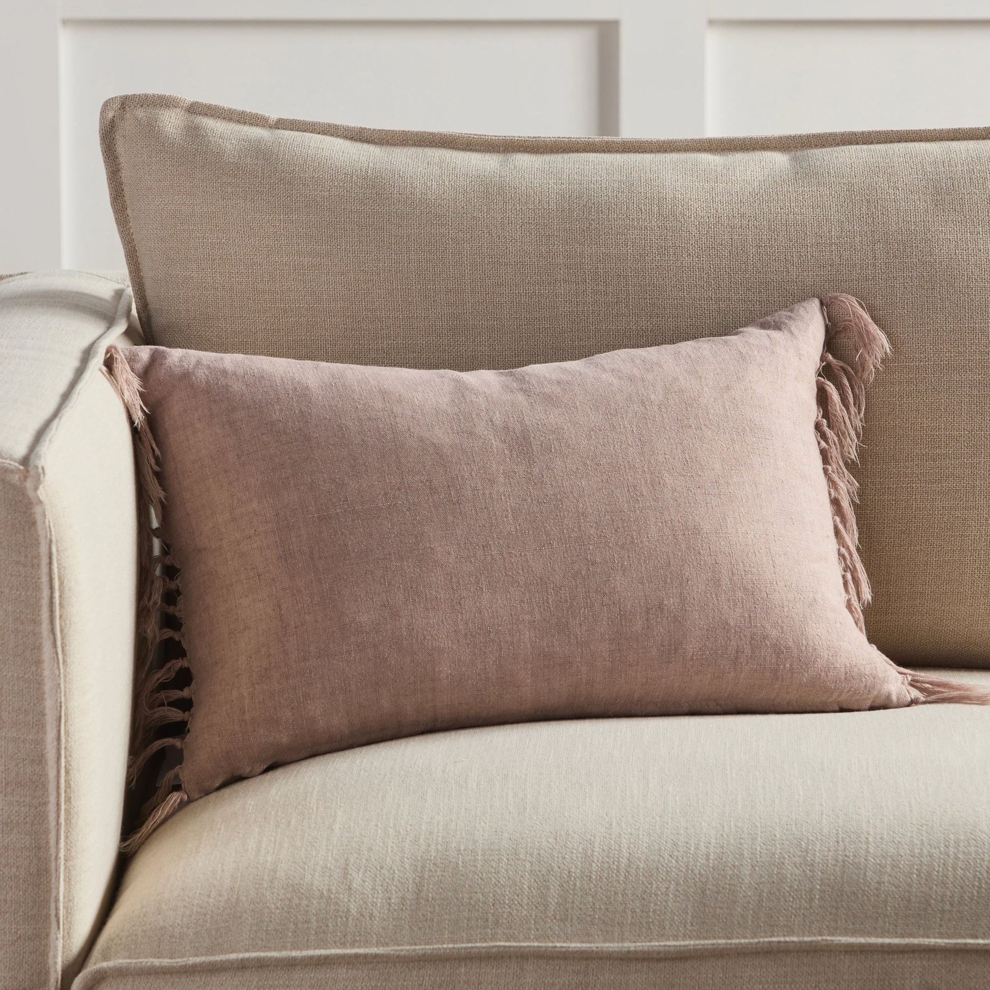 Jemina JEM01 Pillow by Jaipur Living. Made from 100% linen in a coastal style.