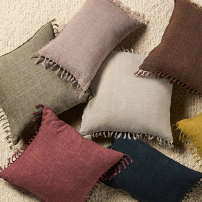 Jemina JEM01 Pillow by Jaipur Living. Made from 100% linen in a coastal style.