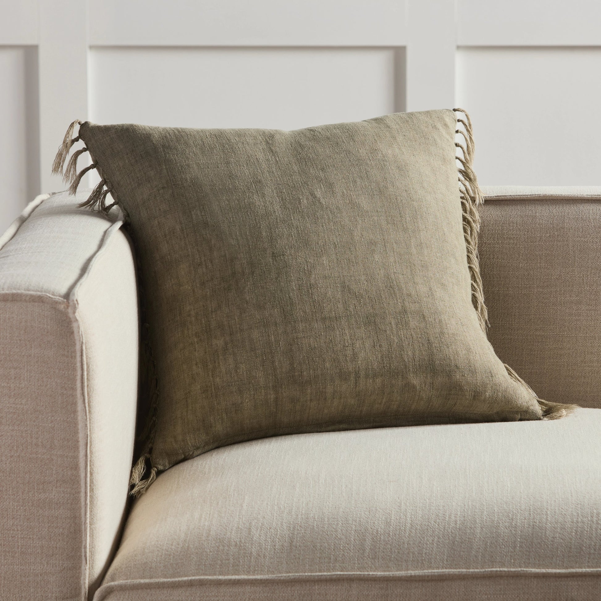 Jemina JEM01 Pillow by Jaipur Living. Made from 100% linen in a coastal style.