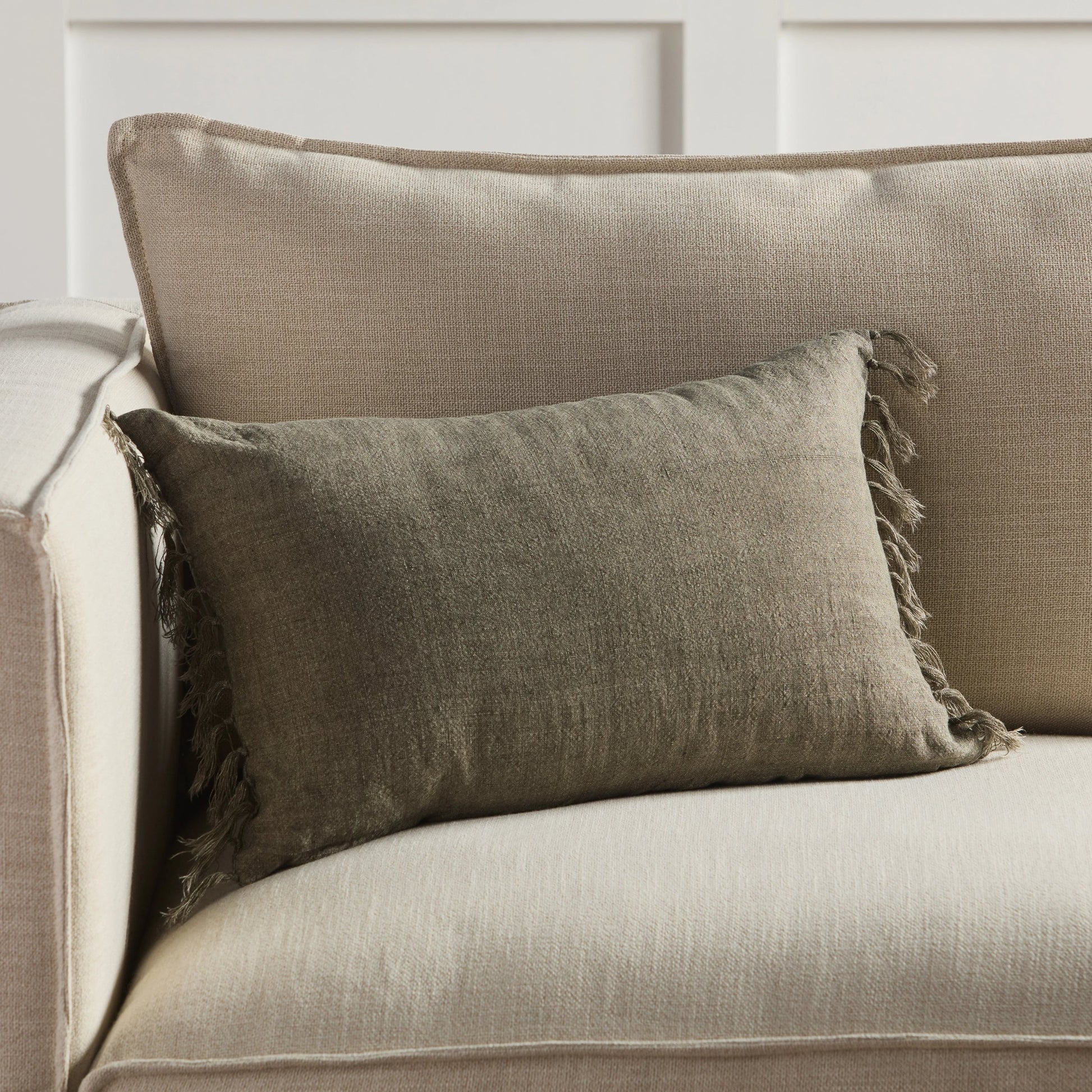 Jemina JEM01 Pillow by Jaipur Living. Made from 100% linen in a coastal style.