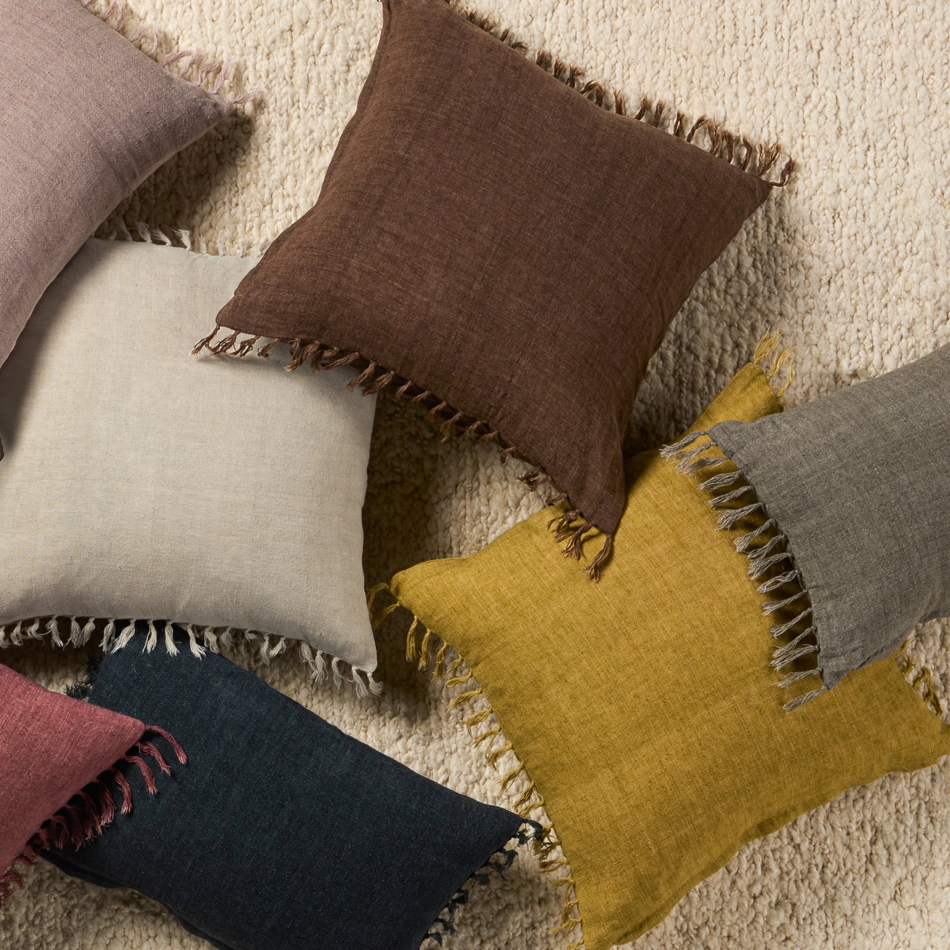 Jemina JEM01 Pillow by Jaipur Living. Made from 100% linen in a coastal style.