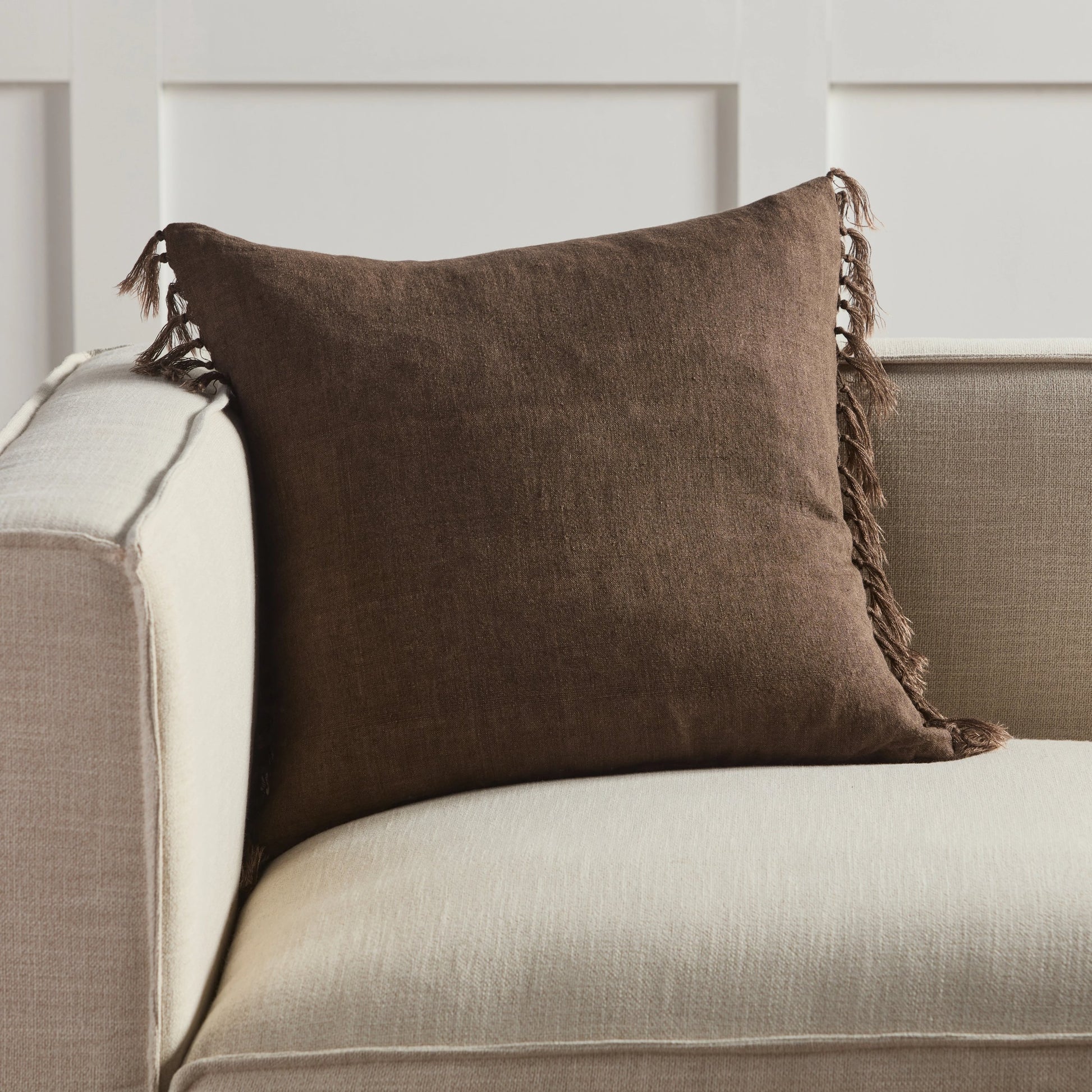 Jemina JEM01 Pillow by Jaipur Living. Made from 100% linen in a coastal style.