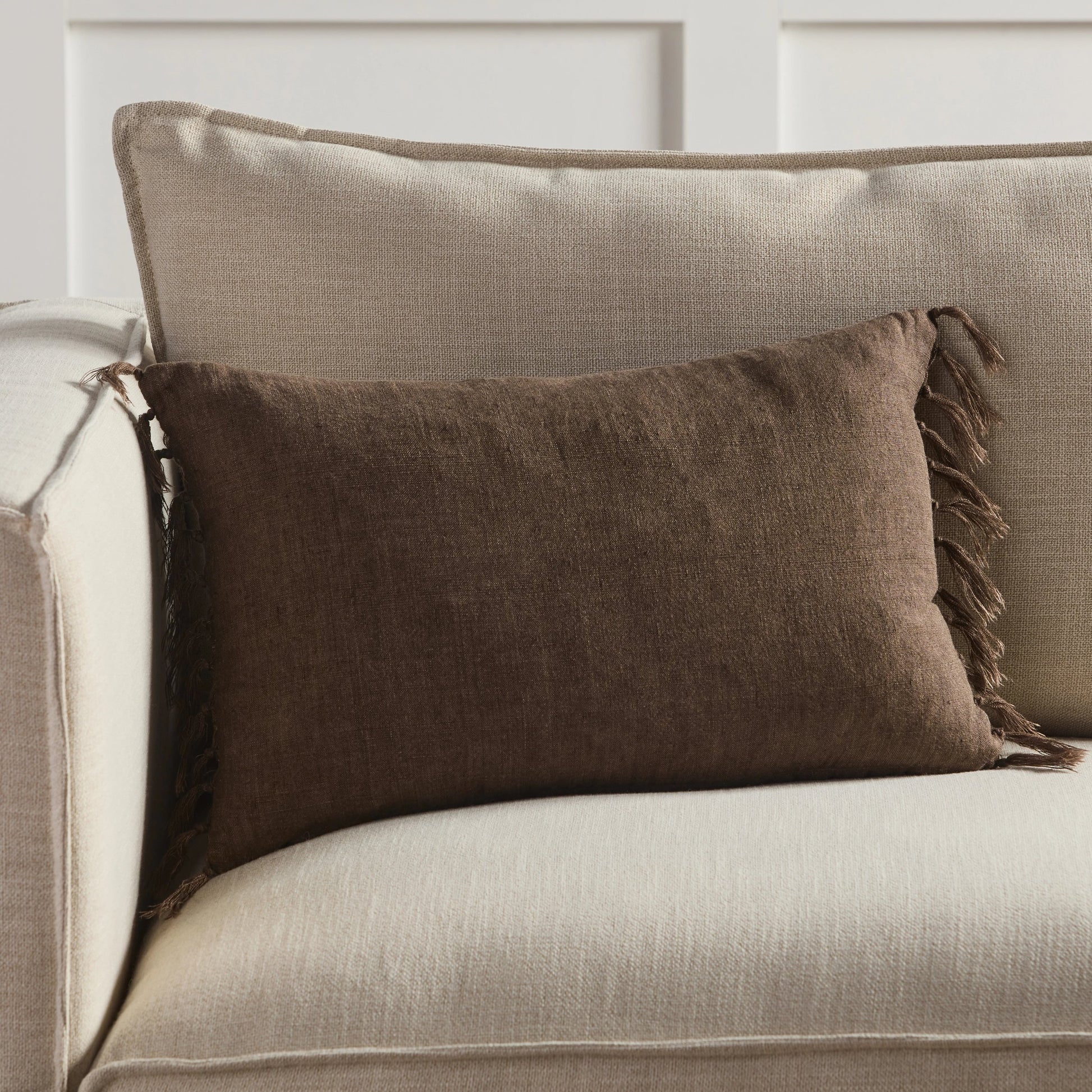 Jemina JEM01 Pillow by Jaipur Living. Made from 100% linen in a coastal style.