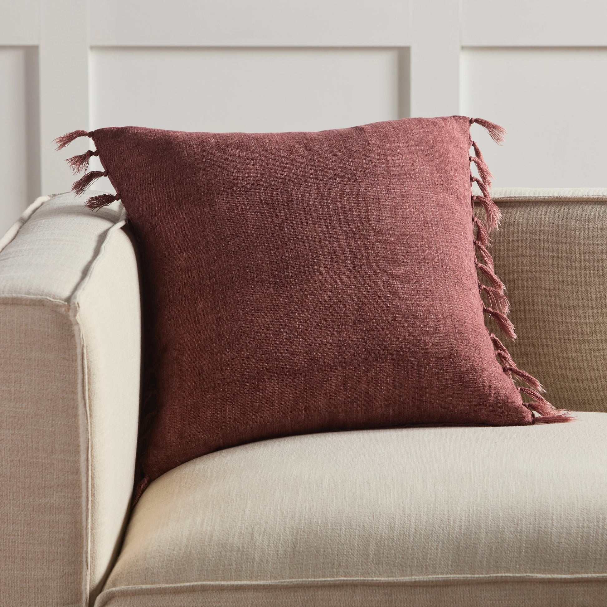 Jemina JEM01 Pillow by Jaipur Living. Made from 100% linen in a coastal style.