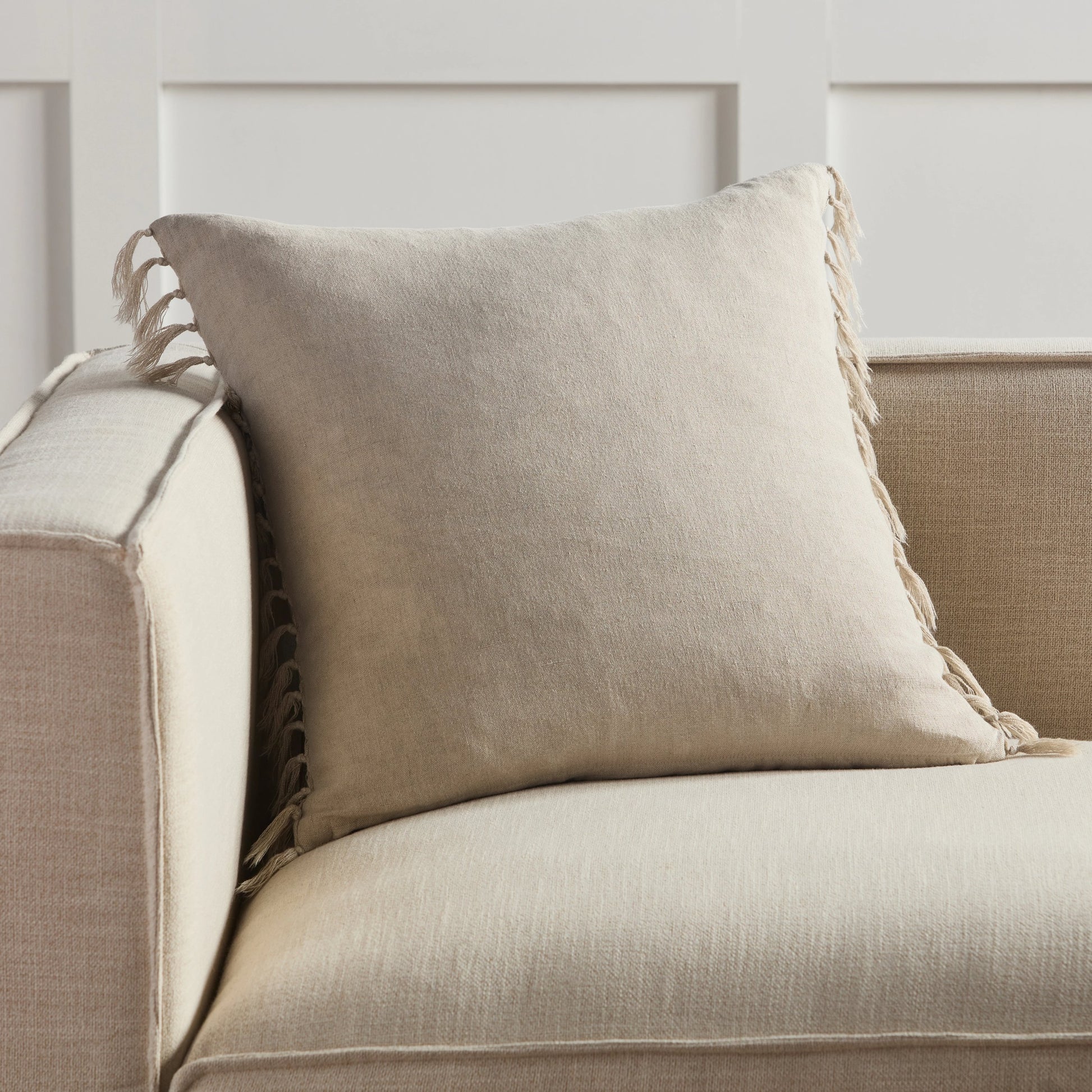 Jemina JEM01 Pillow by Jaipur Living. Made from 100% linen in a coastal style.