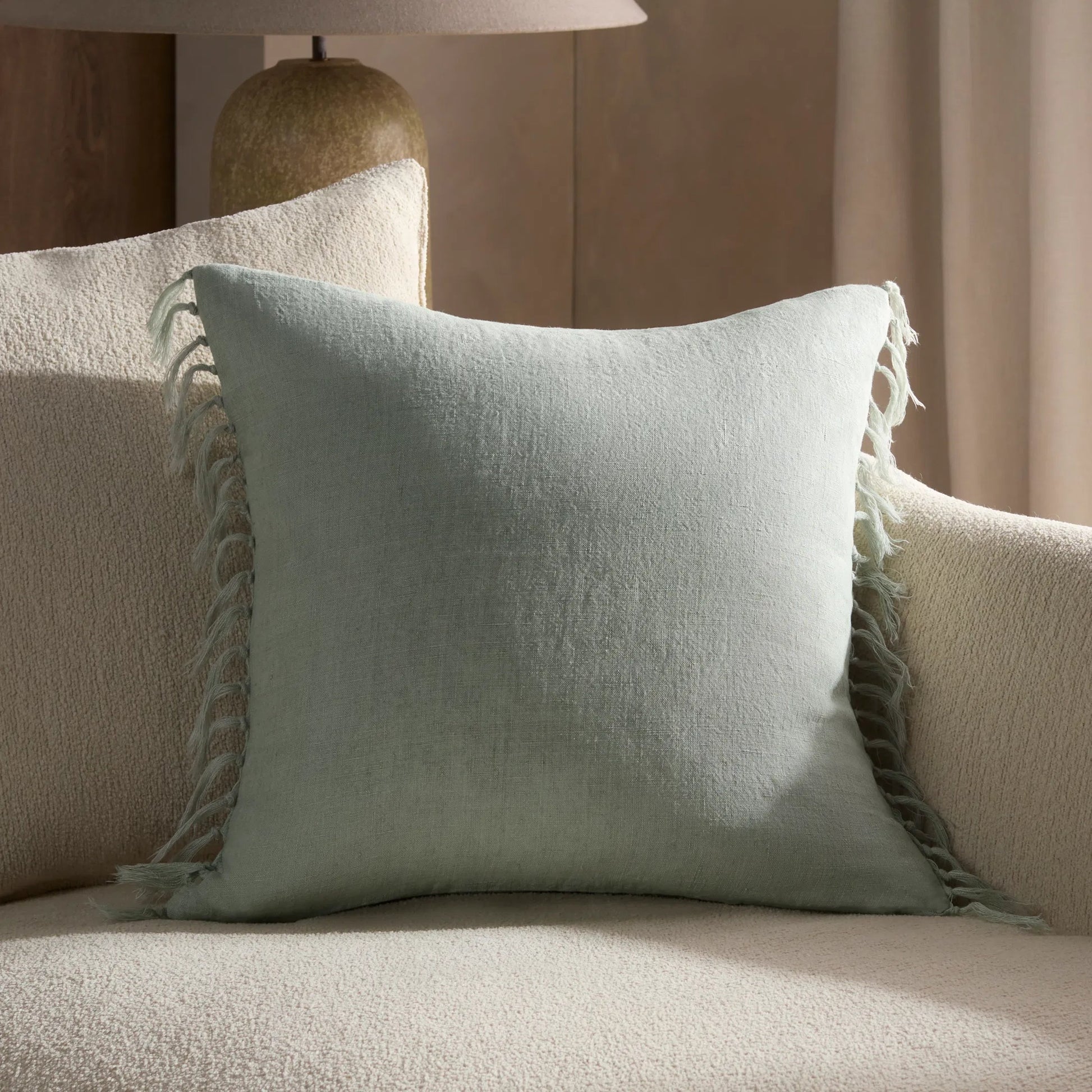 Jemina JEM01 Pillow by Jaipur Living. Made from 100% linen in a coastal style.