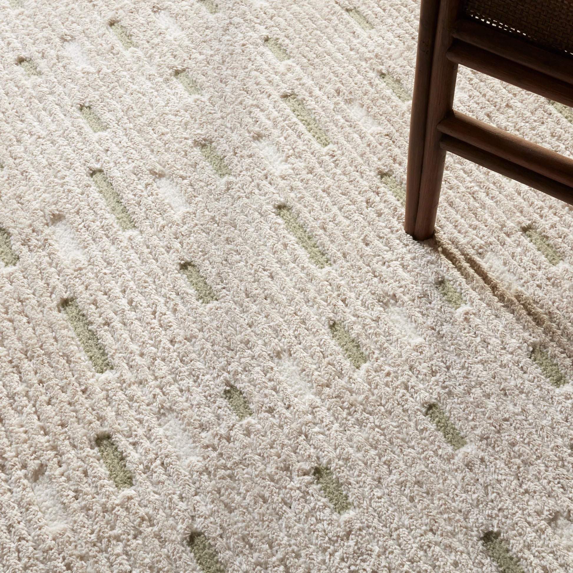 Jaida JID29 Rug by Jaipur Living in ivory, green. Made from 70% polypropylene 30% polyester in a unique style.