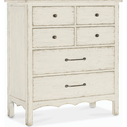 Americana Six-Drawer Chest by Hooker Furniture. Made from oak veneers and cedar veneers in a cottage & farmhouse style.
