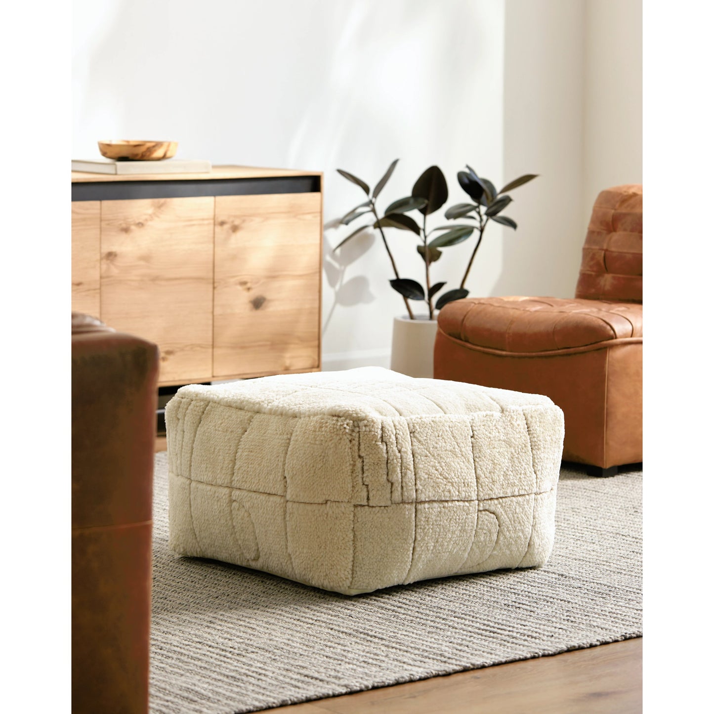 009 SI-2050630 | Lifestyle | Jakob - 484066 by Surya. Made from top: 80% wool, 20% cotton, bottom: 100% cotton, fill: 100% polybeads in a modern style.