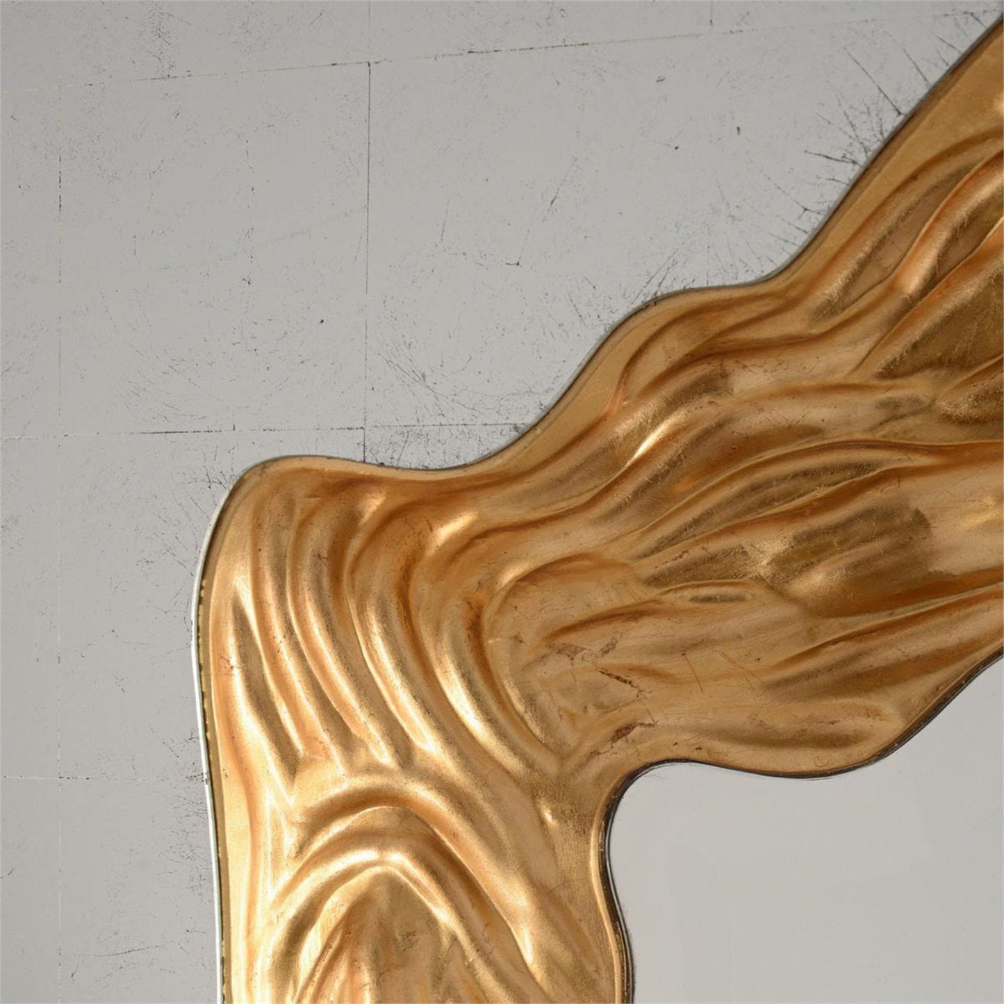 001 SI-1904341 | Closeup | Callahan Mirror by John-Richard in gold. Made from unique in a modern style.