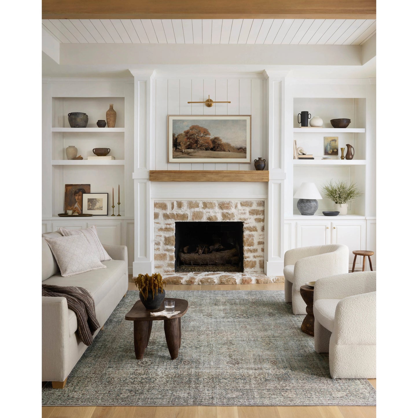 009 SI-2094800,SI-2094801,SI-2094802,SI-2094806,SI-2094807,SI-2094808,SI-2094809,SI-2094810 | Lifestyle | Jules JUL-08 Rug by Chris Loves Julia x Loloi in emerald, antique ivory. Made from 100% polyester in a unique style.