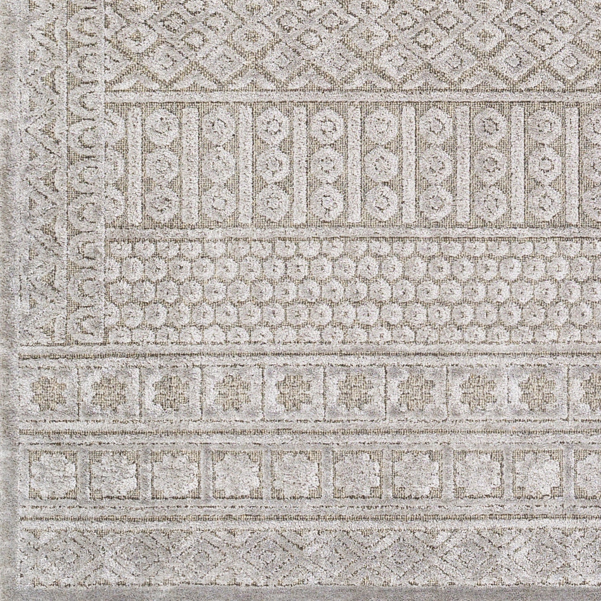 Kingston Rug - 29831 by Livabliss. Made from 51% viscose, 49% wool in a unique style.