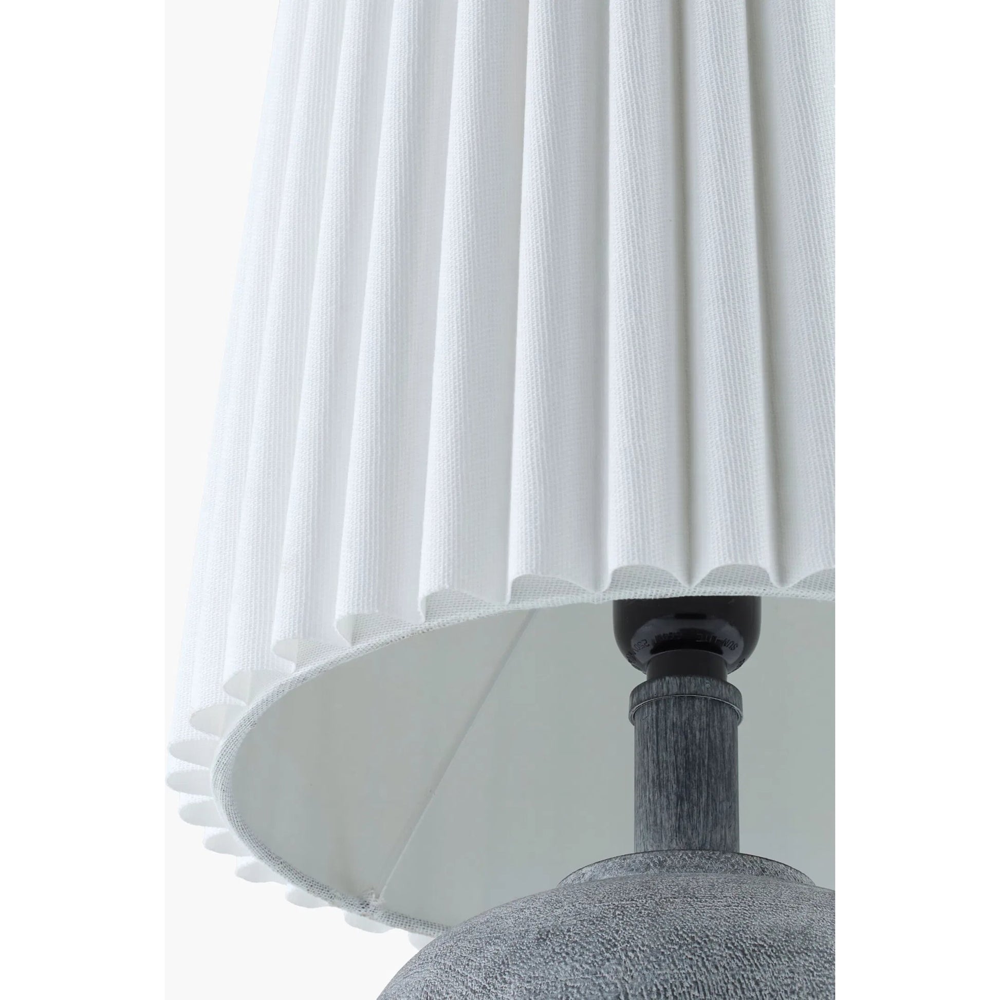 Kakisa Accent Table Lamp (Set of 2) by Livabliss in painted. Made from resin, linen, polyester in a transitional style.