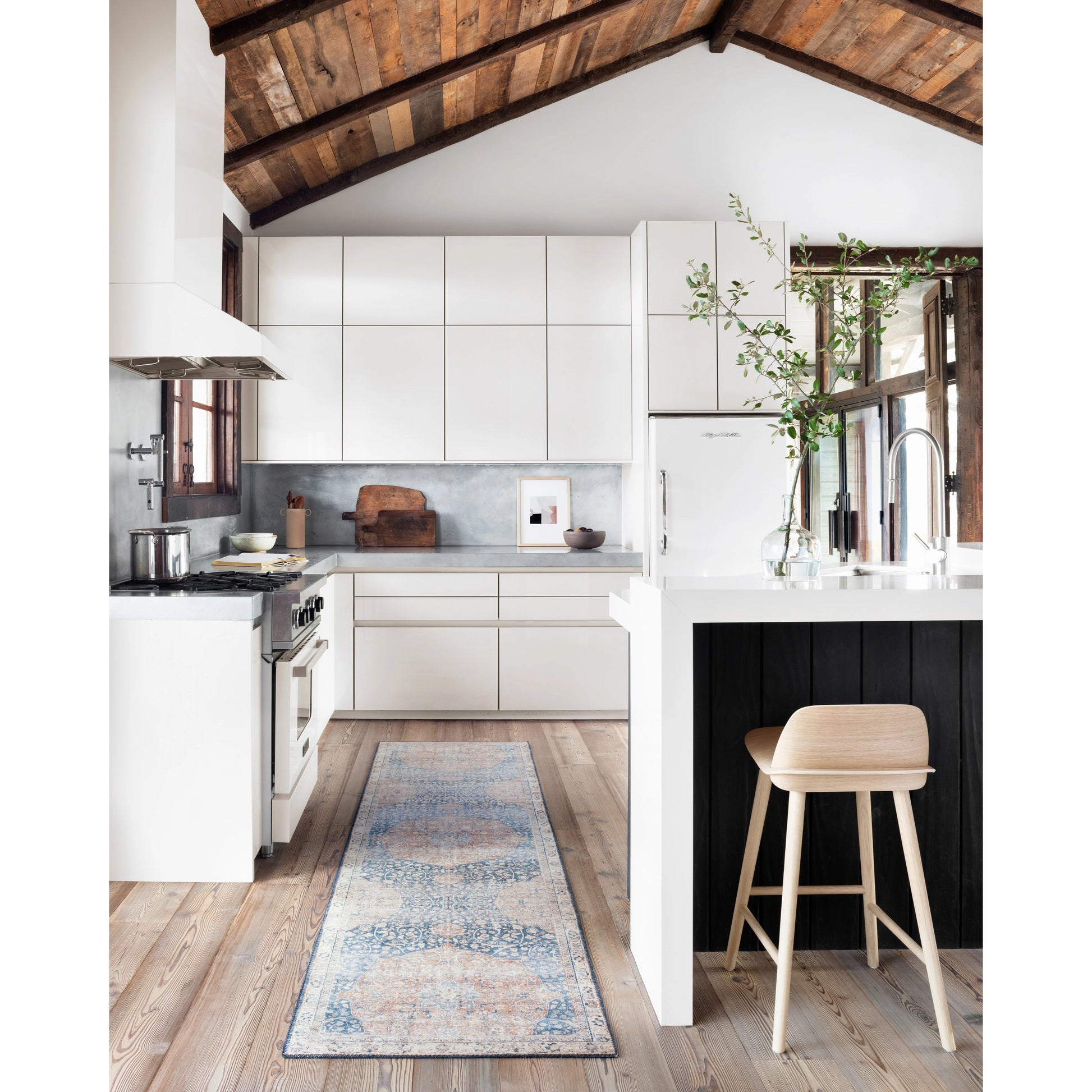 Layla LAY-07 Rug by Loloi in blue, tangerine. Made from 100% polyester in a cottage & farmhouse style.